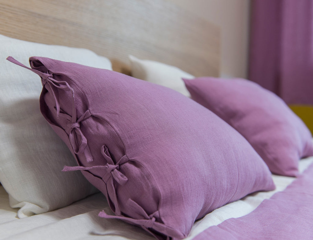 Lněný povlak na polštář Deep Rose s mašličkami – romantická elegance a přirozený komfort