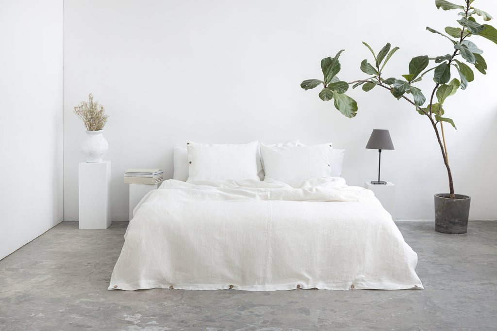 Bílé lněné povlečení s kokosovými knoflíky – minimalistický luxus pro dokonalý spánek