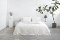 Bílé lněné povlečení s kokosovými knoflíky – minimalistický luxus pro dokonalý spánek