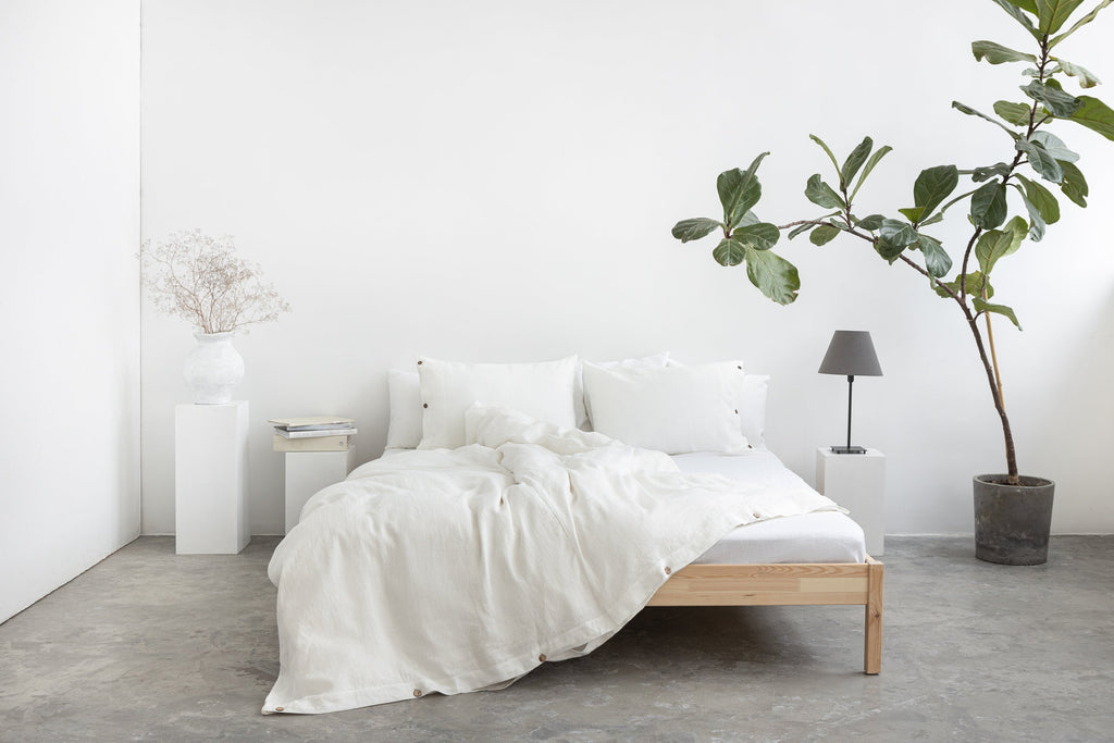 Bílé lněné povlečení s kokosovými knoflíky – minimalistický luxus pro dokonalý spánek