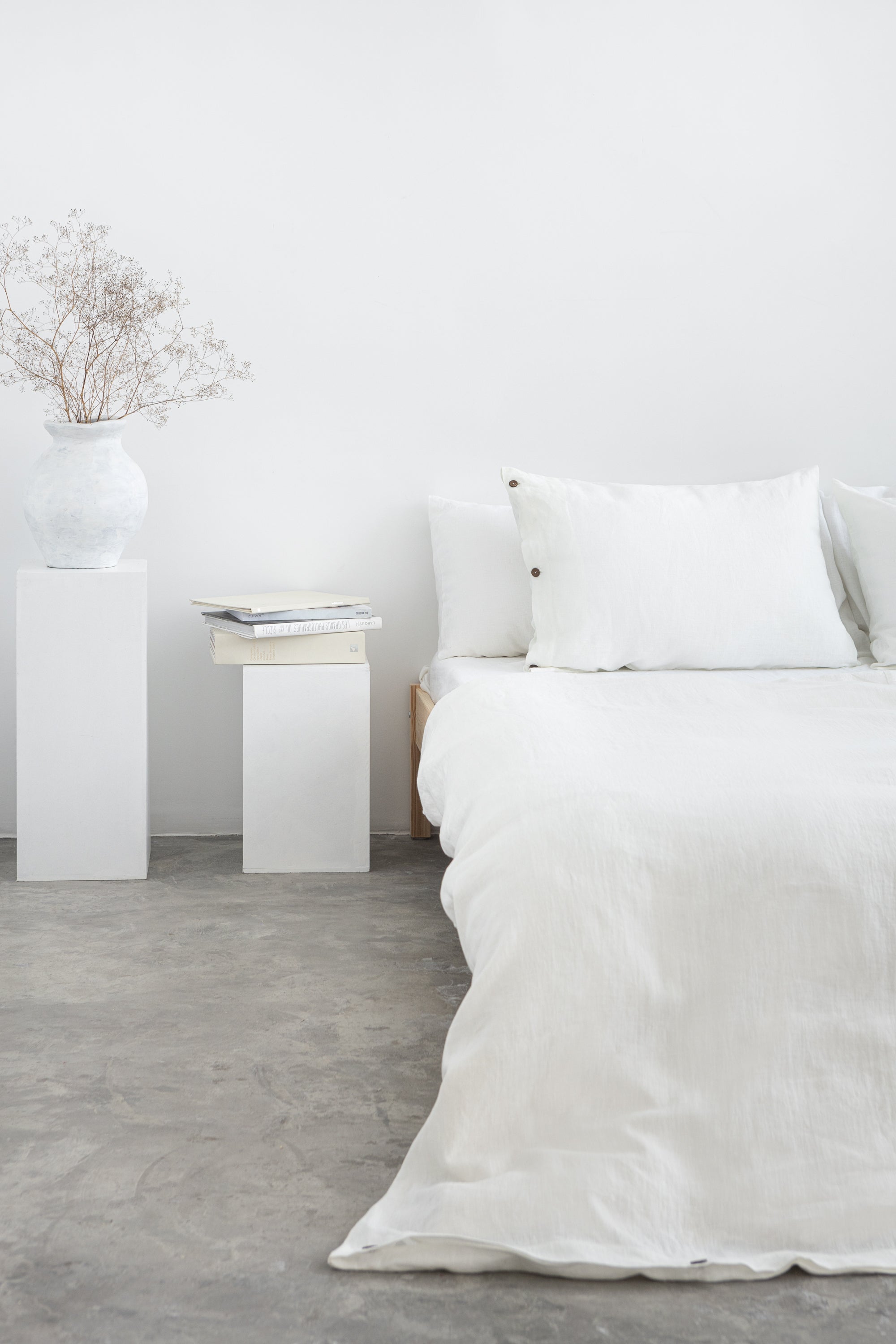 Bílý lněný povlak na polštář s kokosovými knoflíky – čistá elegance pro nadčasovou ložnici