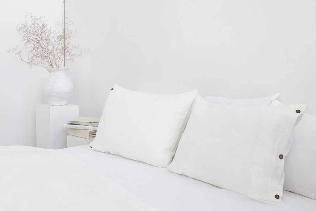Bílé lněné povlečení s kokosovými knoflíky – minimalistický luxus pro dokonalý spánek