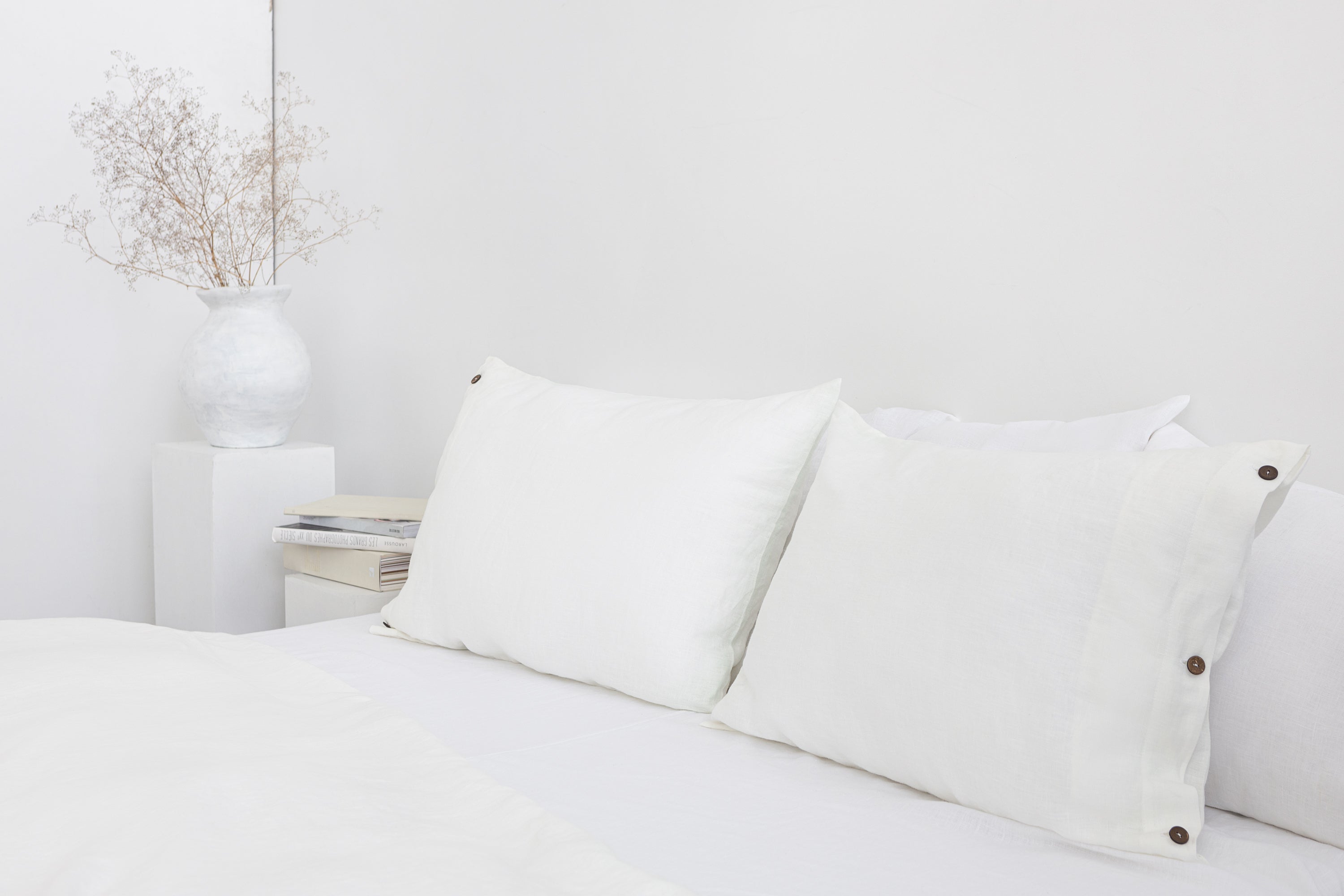 Bílé lněné povlečení s kokosovými knoflíky – minimalistický luxus pro dokonalý spánek