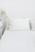 Bílý lněný povlak na polštář s kokosovými knoflíky – čistá elegance pro nadčasovou ložnici