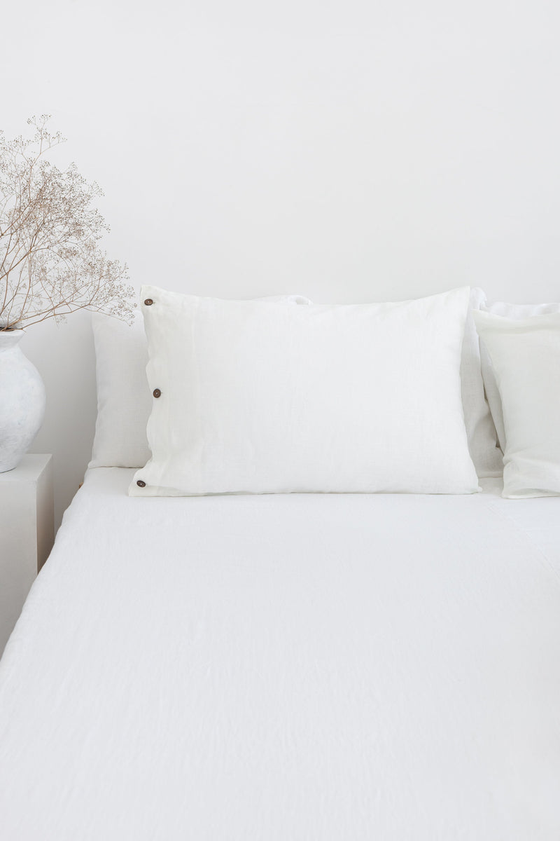 Bílý lněný povlak na polštář s kokosovými knoflíky – čistá elegance pro nadčasovou ložnici