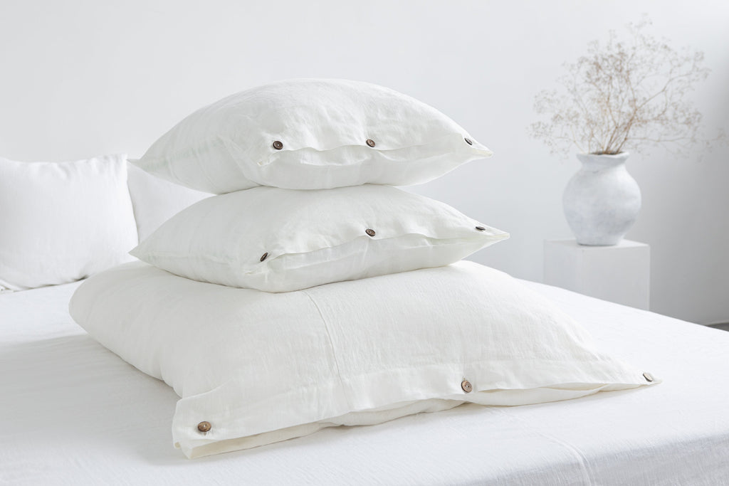 Bílé lněné povlečení s kokosovými knoflíky – minimalistický luxus pro dokonalý spánek