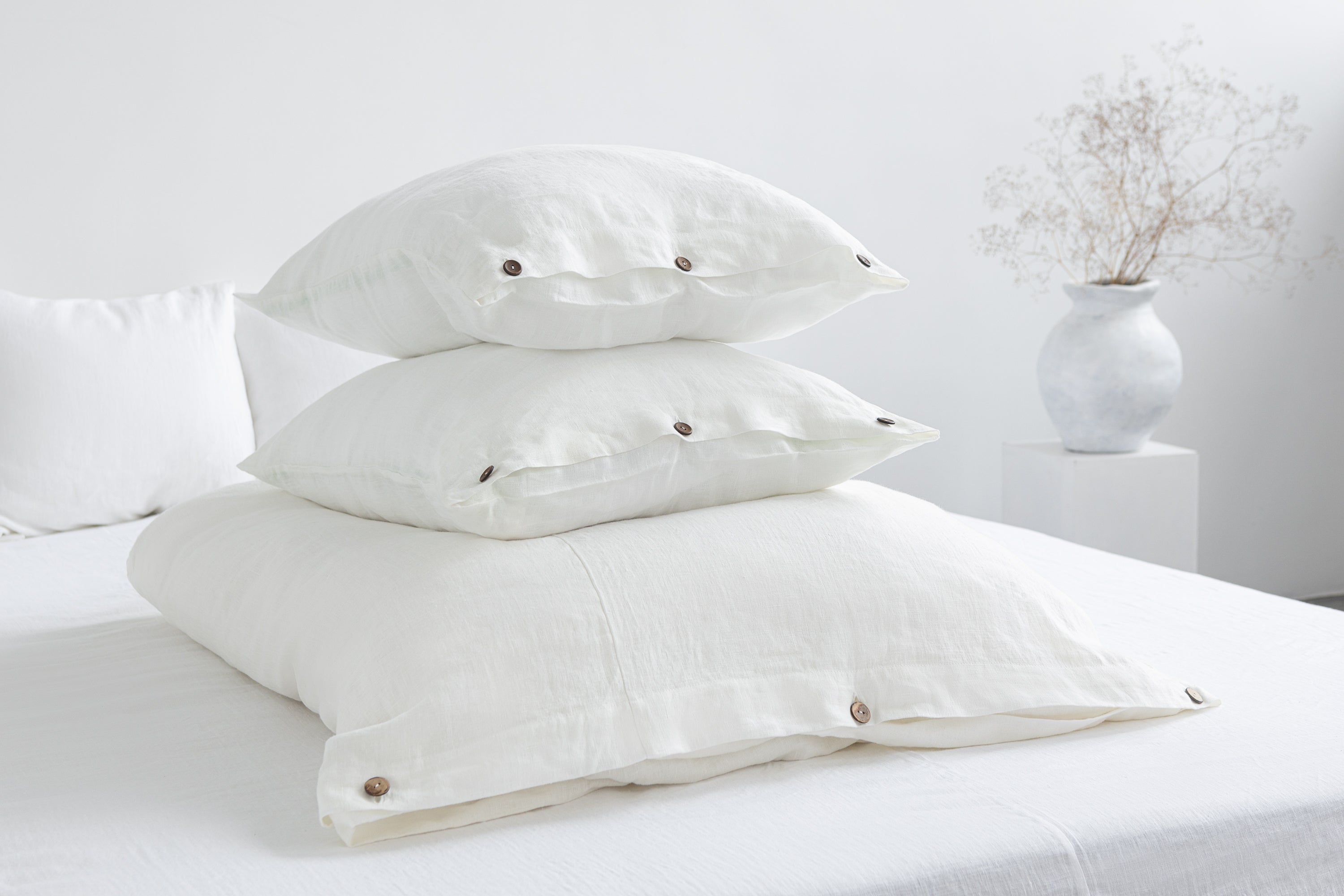 Bílé lněné povlečení s kokosovými knoflíky – minimalistický luxus pro dokonalý spánek