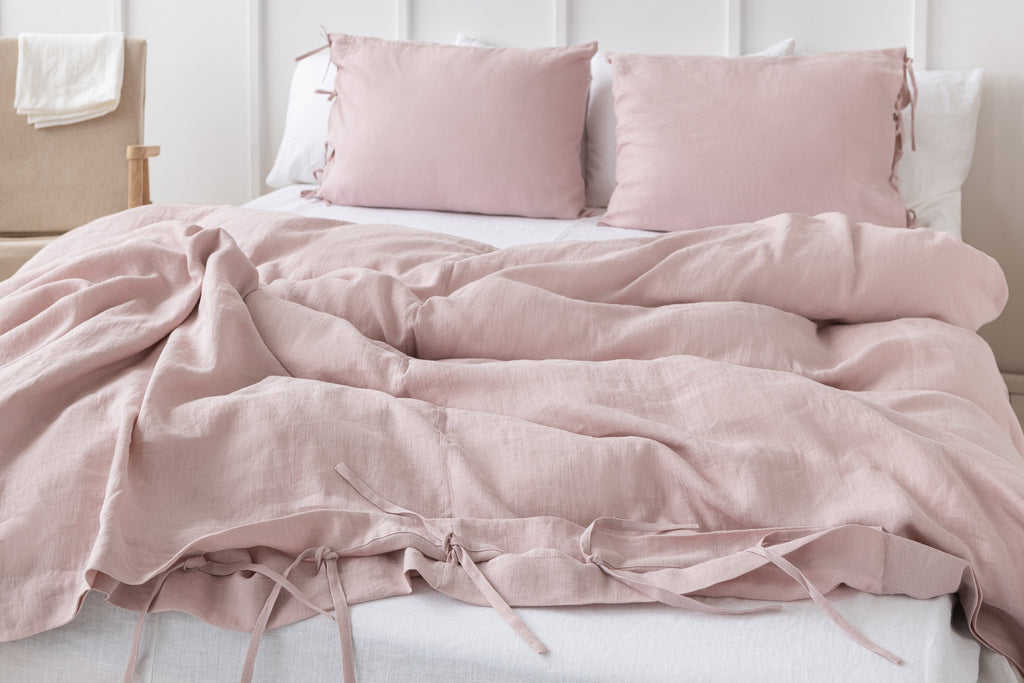 Lněný povlak na peřinu Pale Pink s mašličkami – jemná elegance pro útulnou ložnici