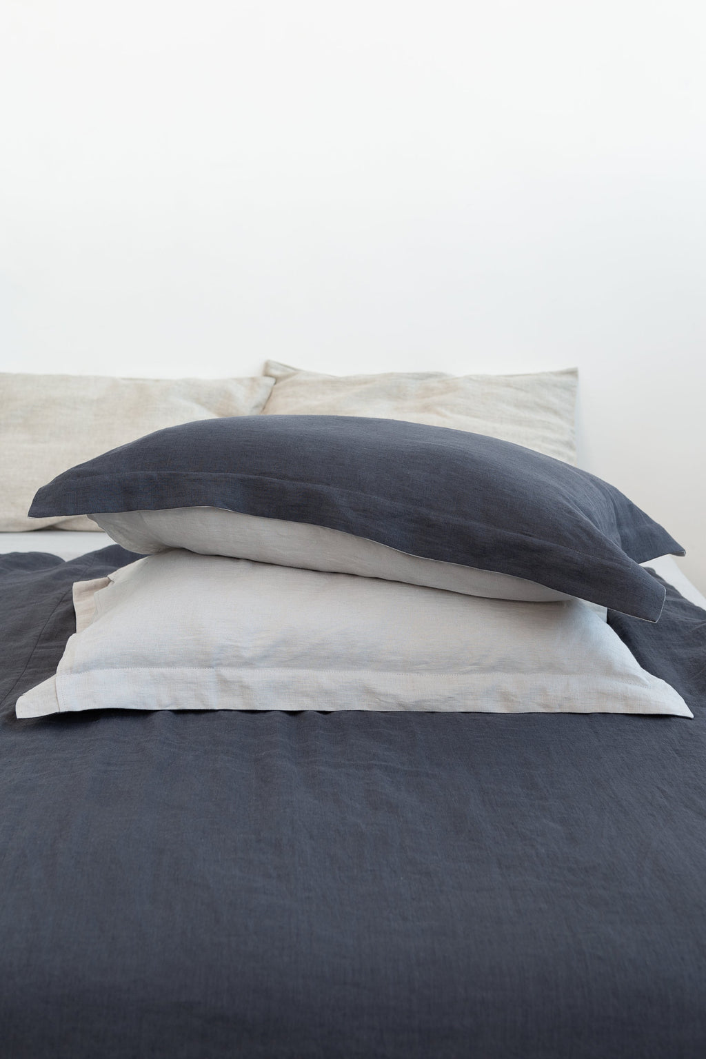Lněný povlak na polštář Light Grey s oxfordským lemem – minimalistická elegance pro klidnou ložnici