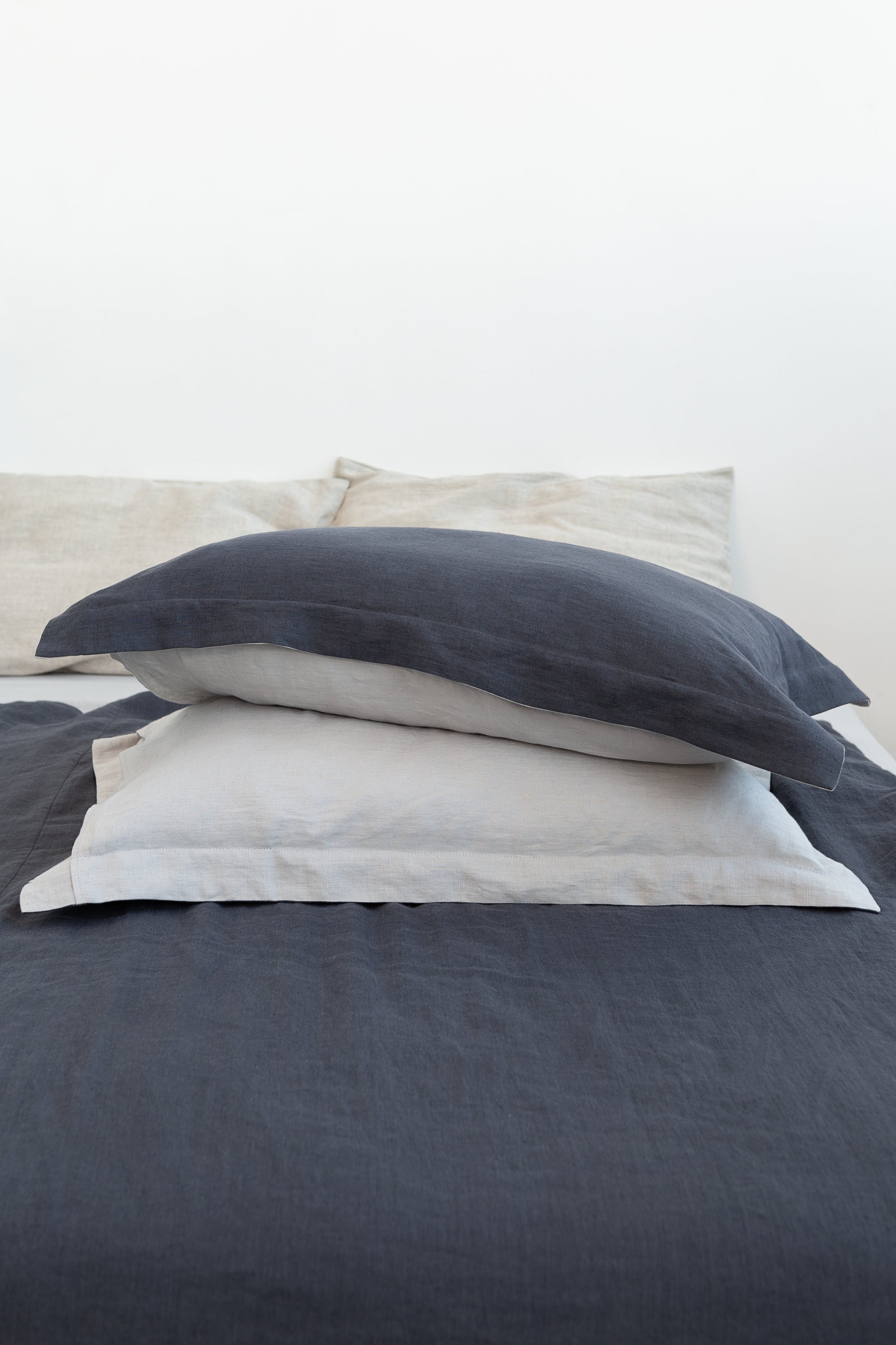 Lněný povlak na polštář Light Grey s oxfordským lemem – minimalistická elegance pro klidnou ložnici