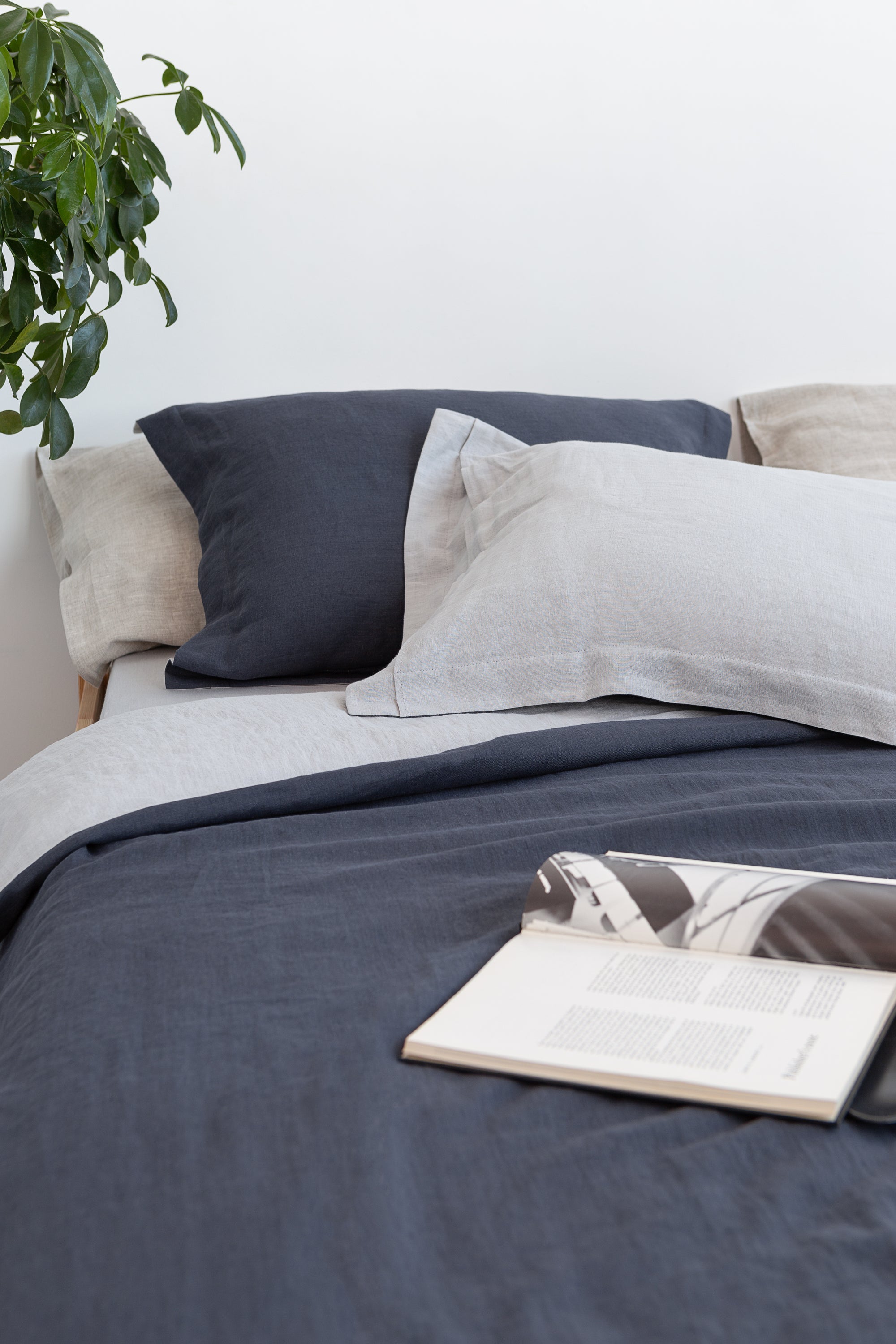 Lněný povlak na polštář Light Grey s oxfordským lemem – minimalistická elegance pro klidnou ložnici