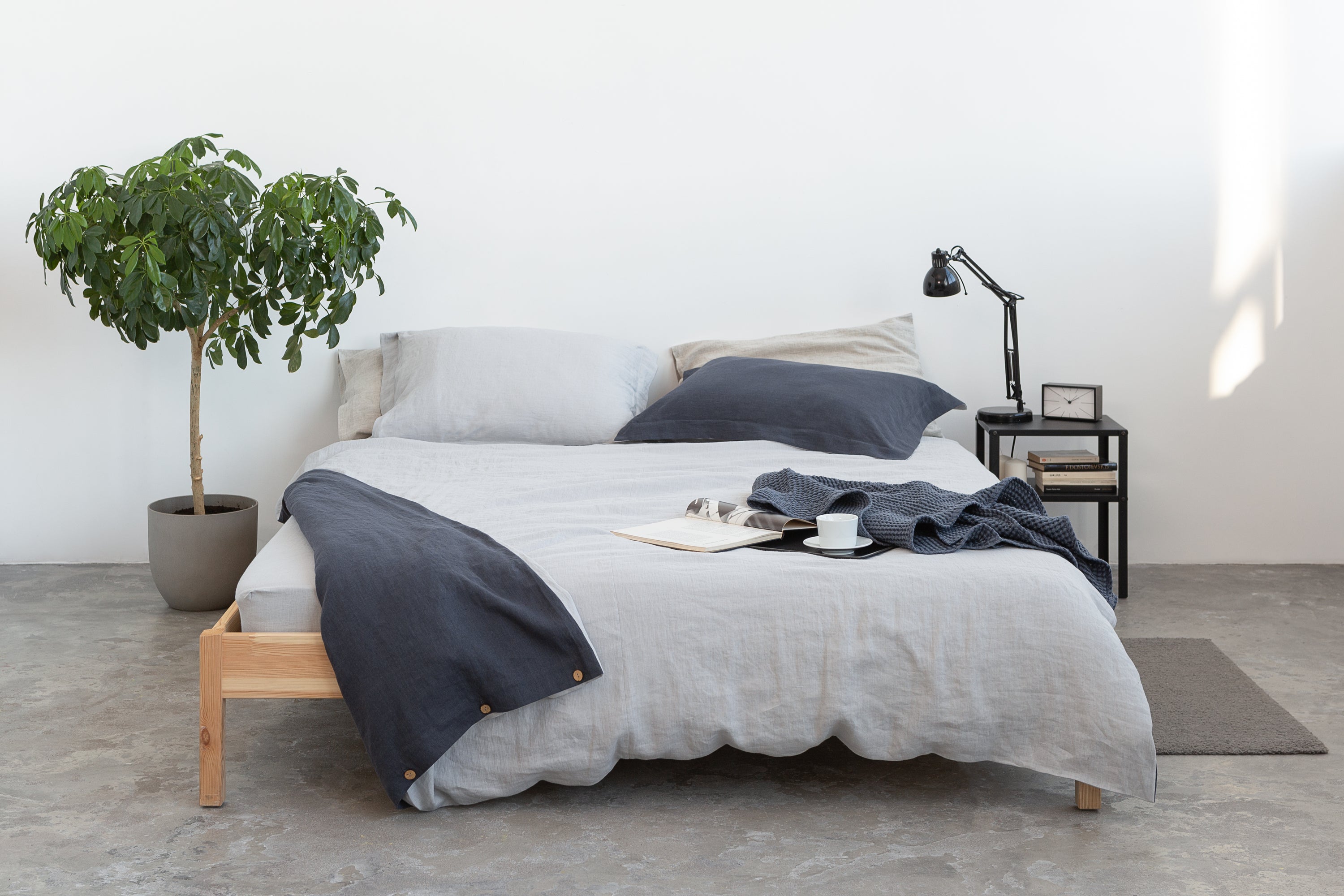 Lněný povlak na polštář Light Grey s oxfordským lemem – minimalistická elegance pro klidnou ložnici