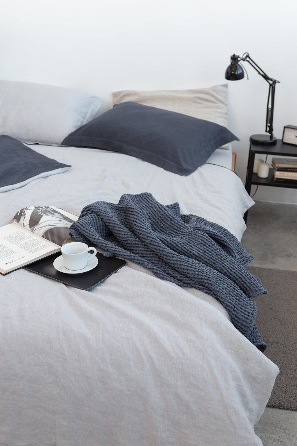 Lněný povlak na polštář Light Grey s oxfordským lemem – minimalistická elegance pro klidnou ložnici