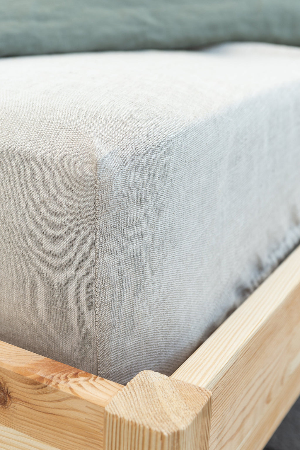 Lněné napínací prostěradlo Light Grey – minimalistická elegance a přirozený komfort