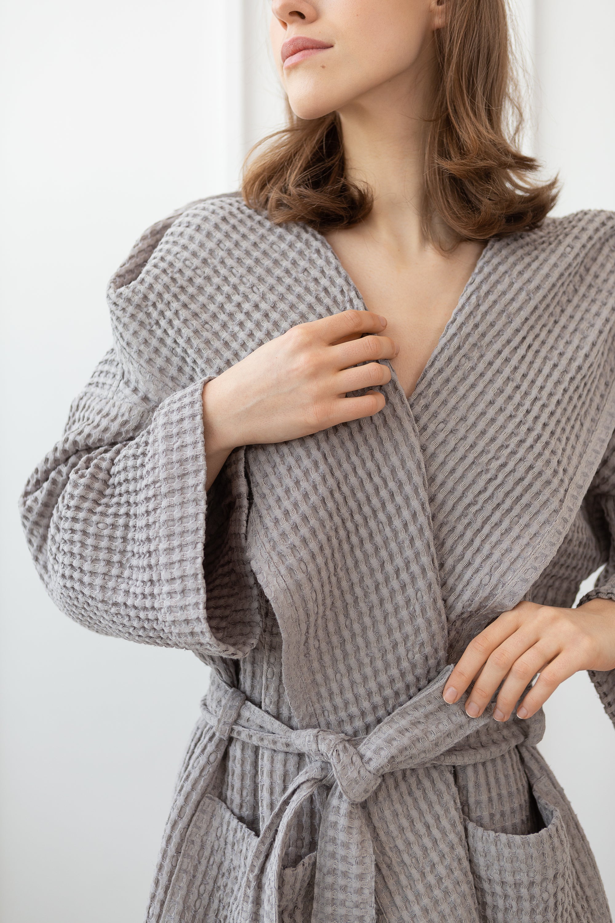 Světle šedý lněný vaflový župan s kapucí – luxusní pohodlí a nadčasový styl