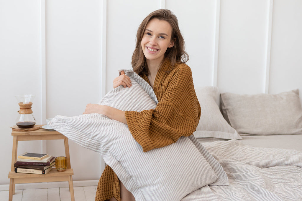 Lněný povlak na polštář Light Grey s oxfordským lemem – minimalistická elegance pro klidnou ložnici