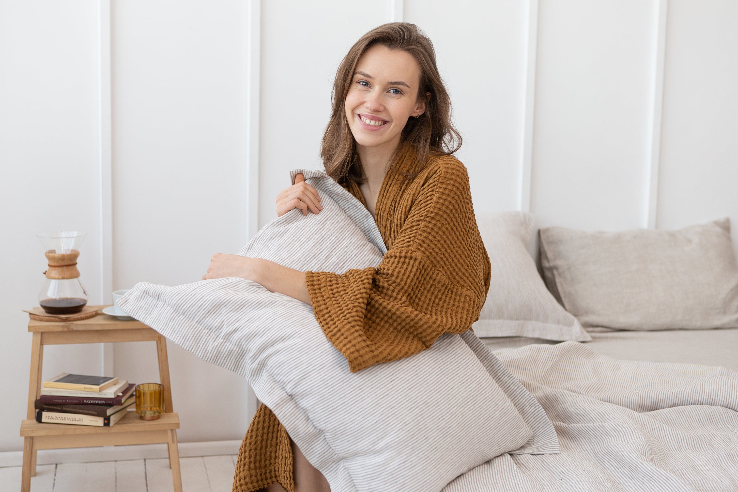 Lněný povlak na polštář Light Grey s oxfordským lemem – minimalistická elegance pro klidnou ložnici