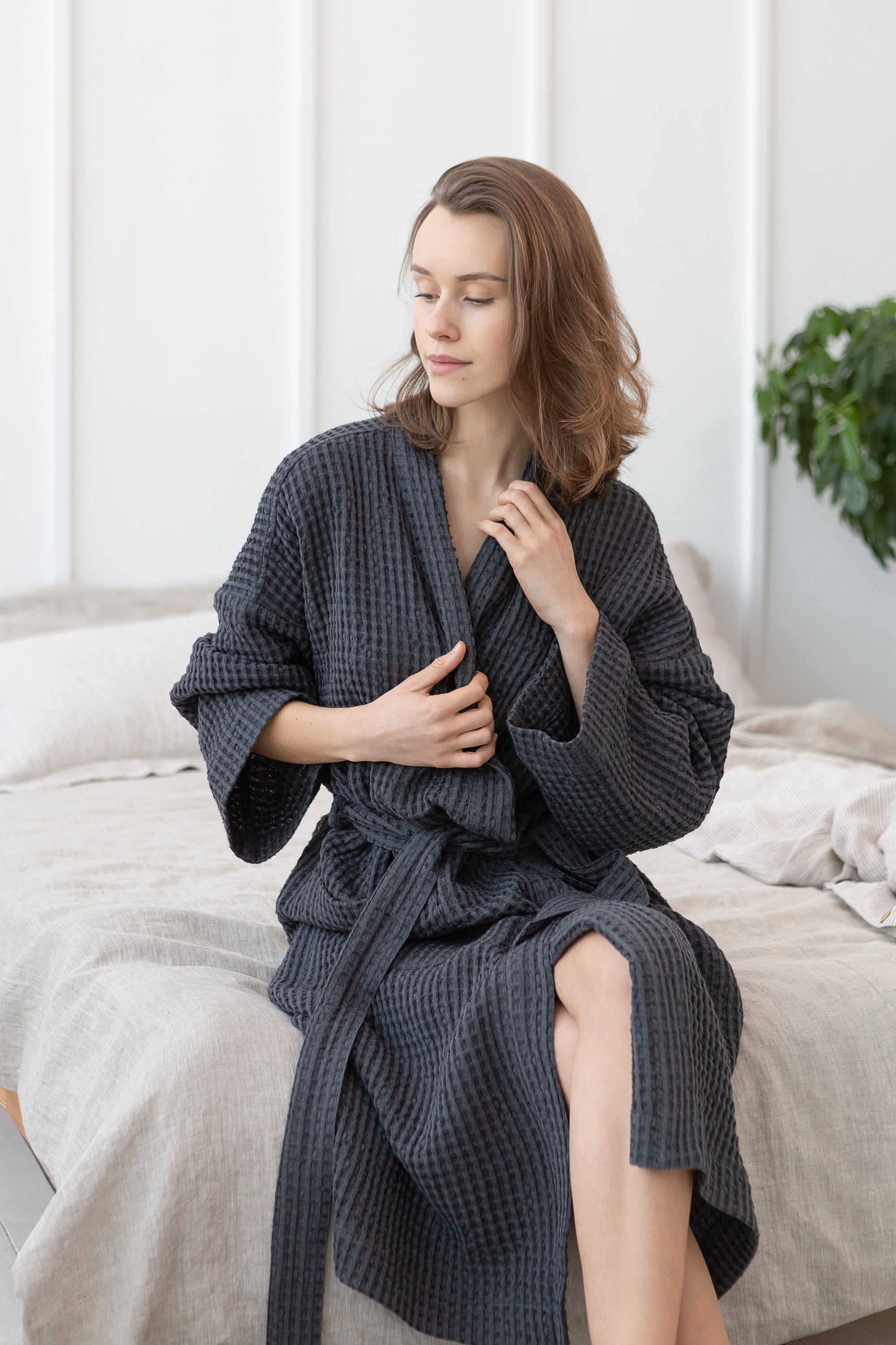 Šedý lněný vaflový župan – minimalistický wellness komfort