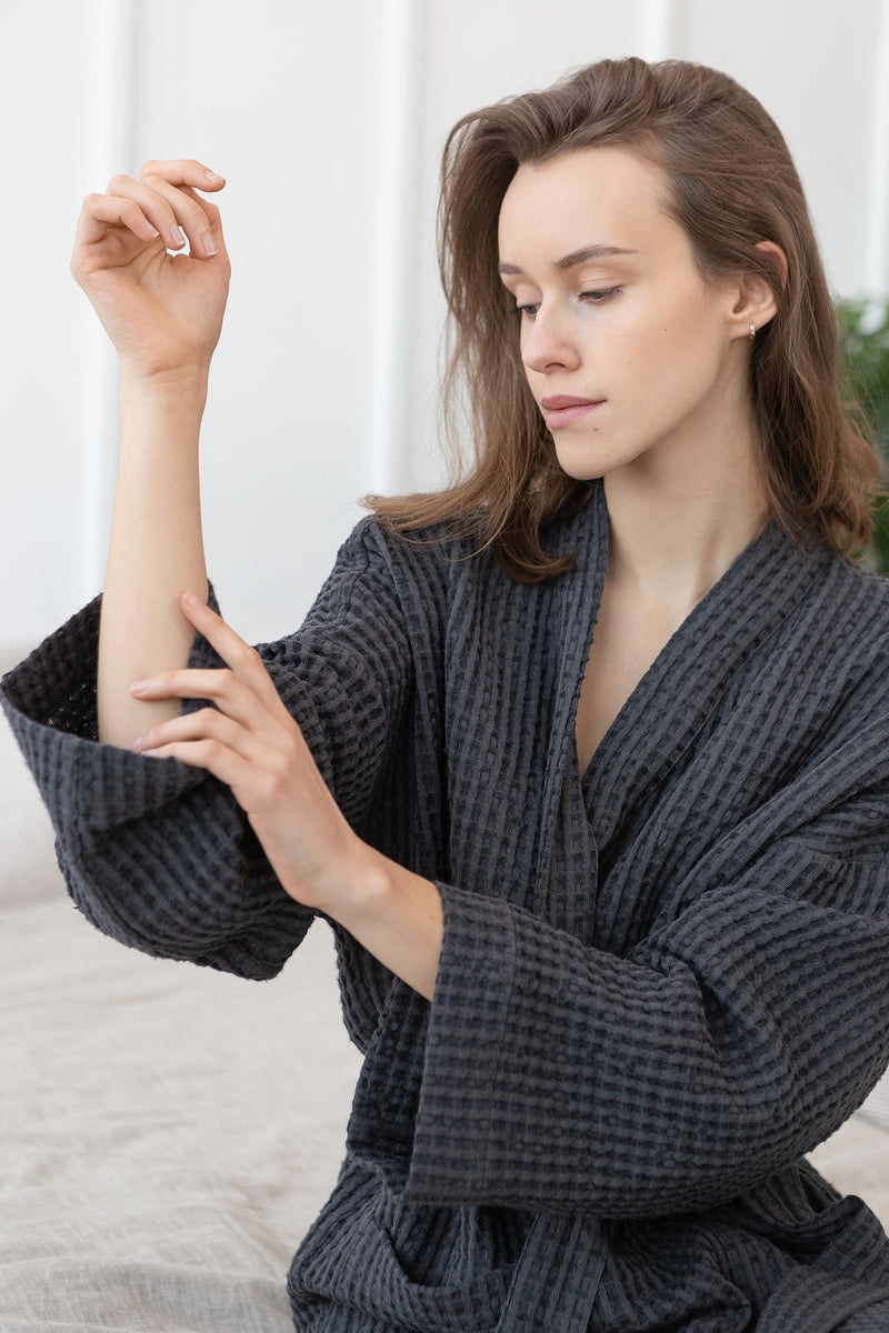 Šedý lněný vaflový župan – minimalistický wellness komfort