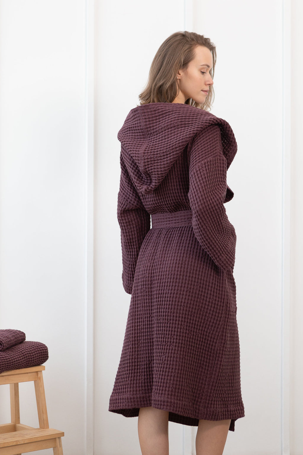 Lněný vaflový župan s kapucí Plum – luxusní pohodlí a elegantní wellness styl