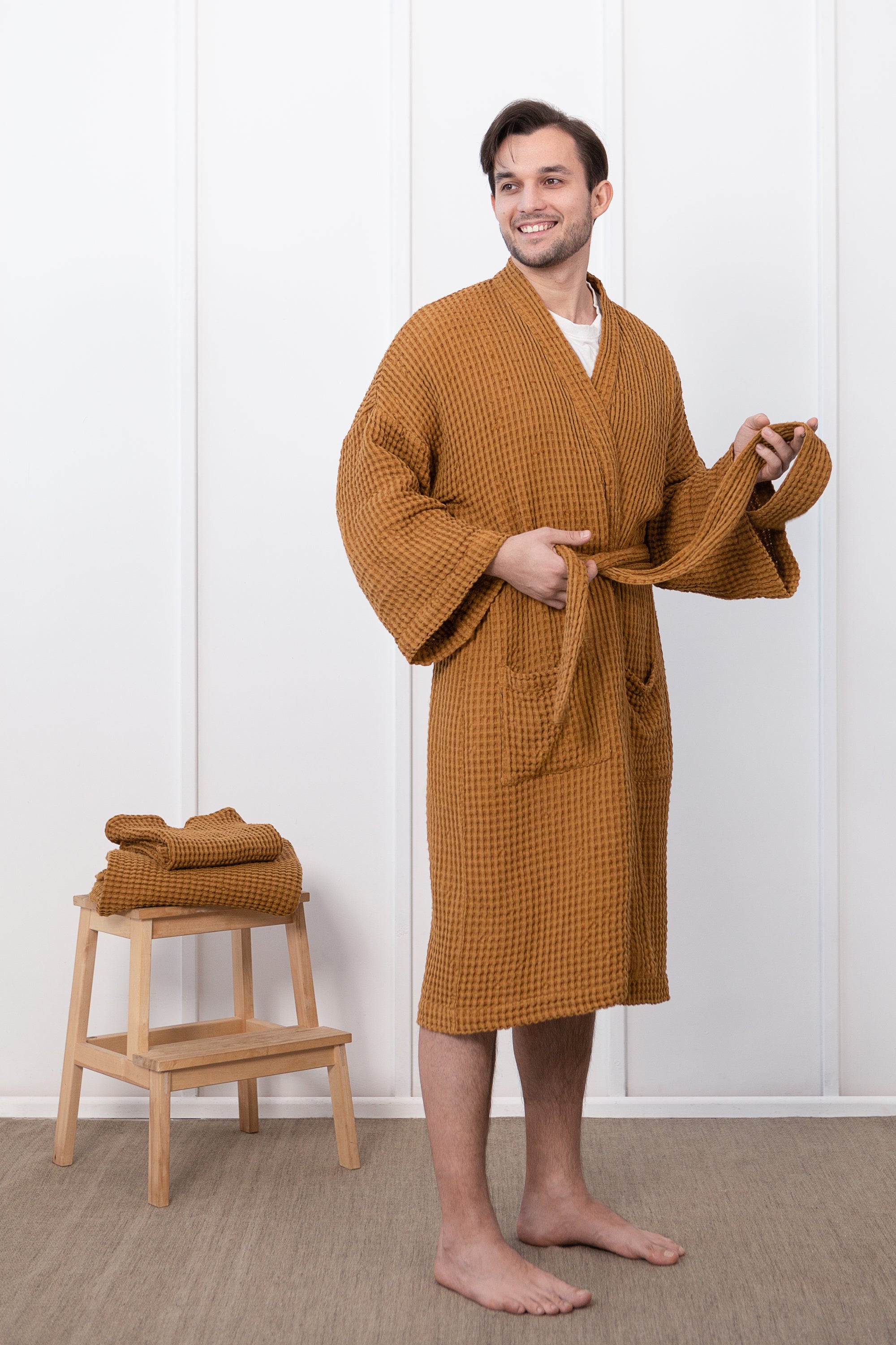Šedý lněný vaflový župan – minimalistický wellness komfort