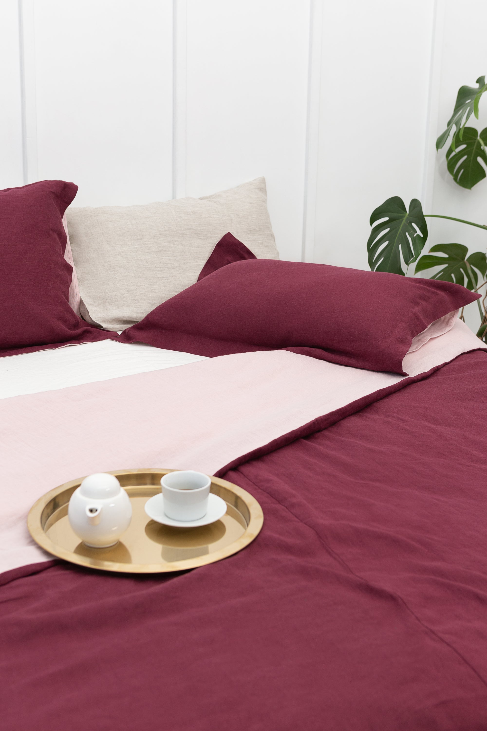 Oboustranné lněné povlečení Dark Plum & Pale Pink – výrazná elegance v jemné rovnováze