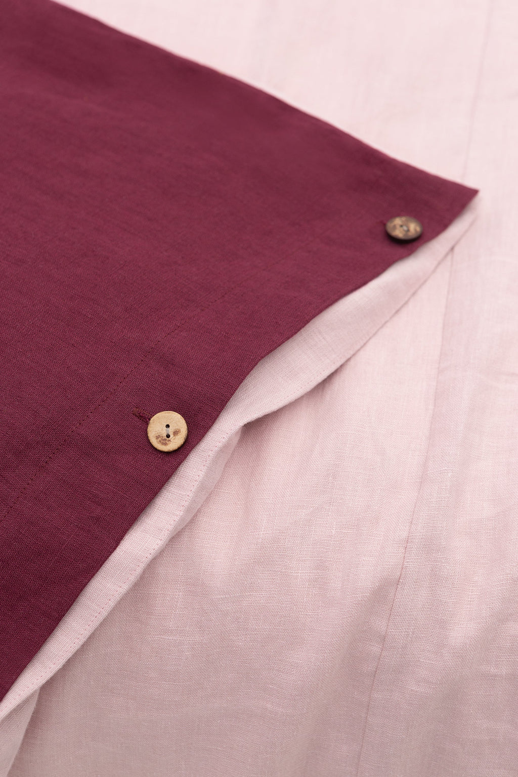 Oboustranné lněné povlečení Dark Plum & Pale Pink – výrazná elegance v jemné rovnováze