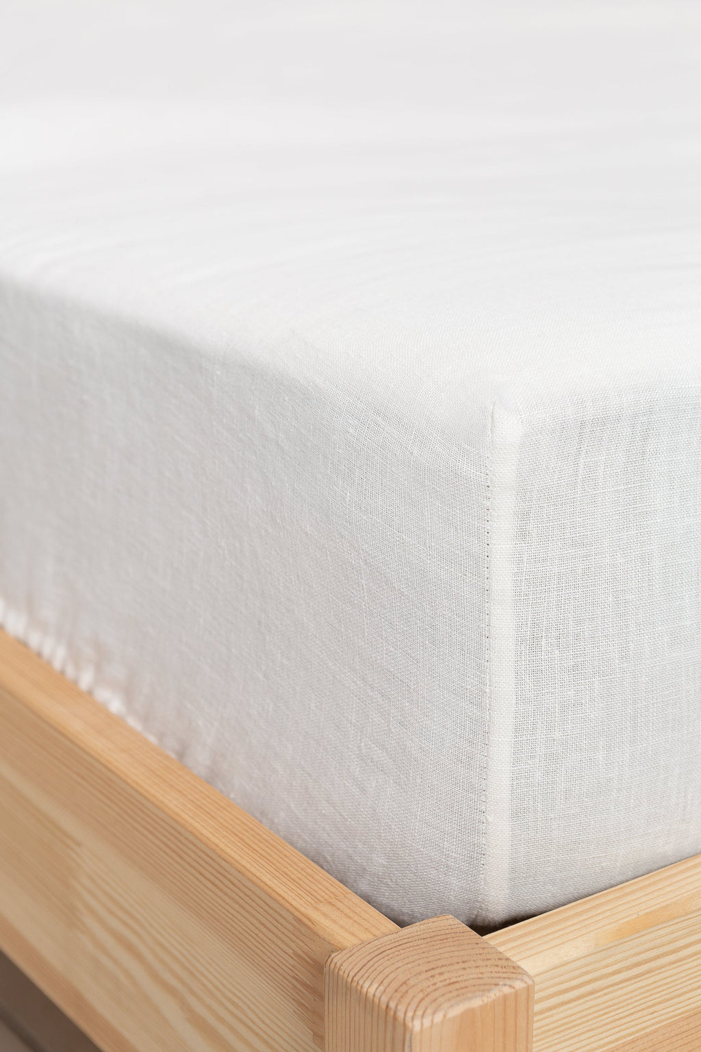 Lněné napínací prostěradlo Light Grey – minimalistická elegance a přirozený komfort