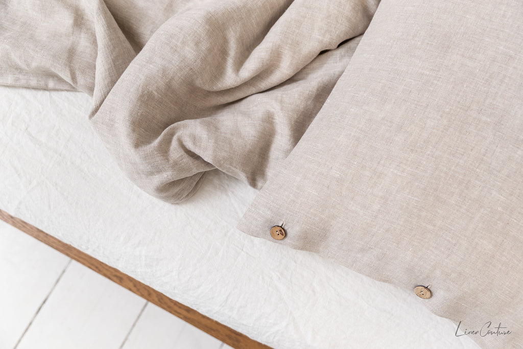 Lněný povlak na polštář Light Chestnut s kokosovými knoflíky – teplý přírodní detail pro útulnou ložnici
