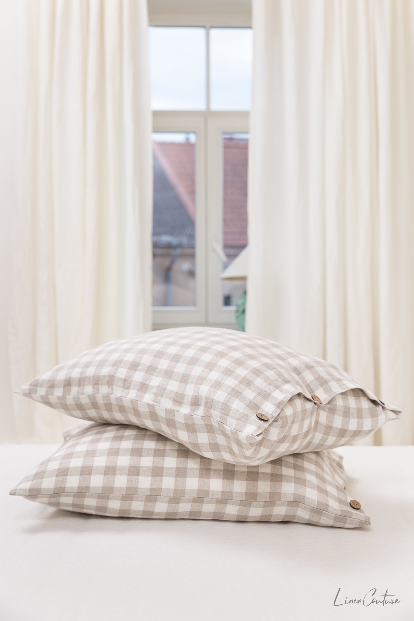 Bílý lněný povlak na polštář s kokosovými knoflíky – čistá elegance pro nadčasovou ložnici