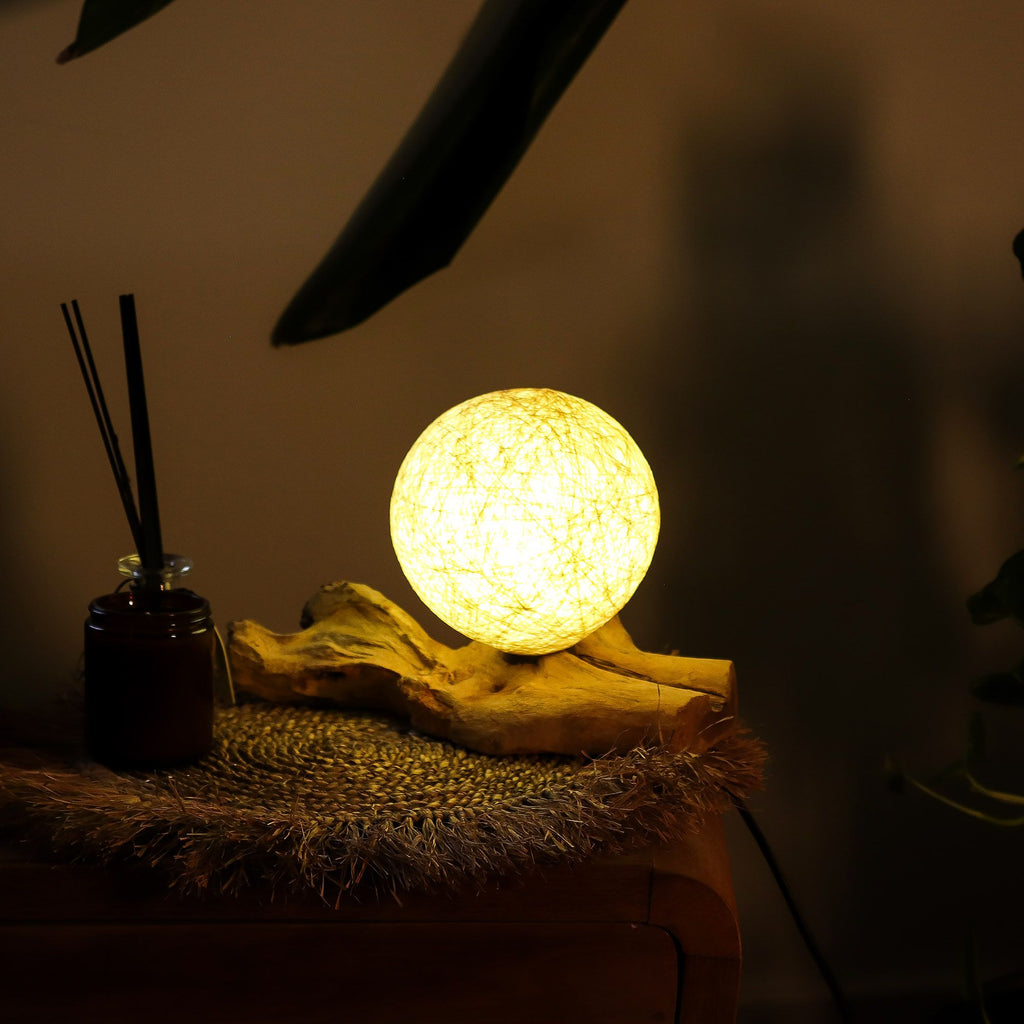 Designová lampa z naplaveného dřeva s krémovým stínidlem