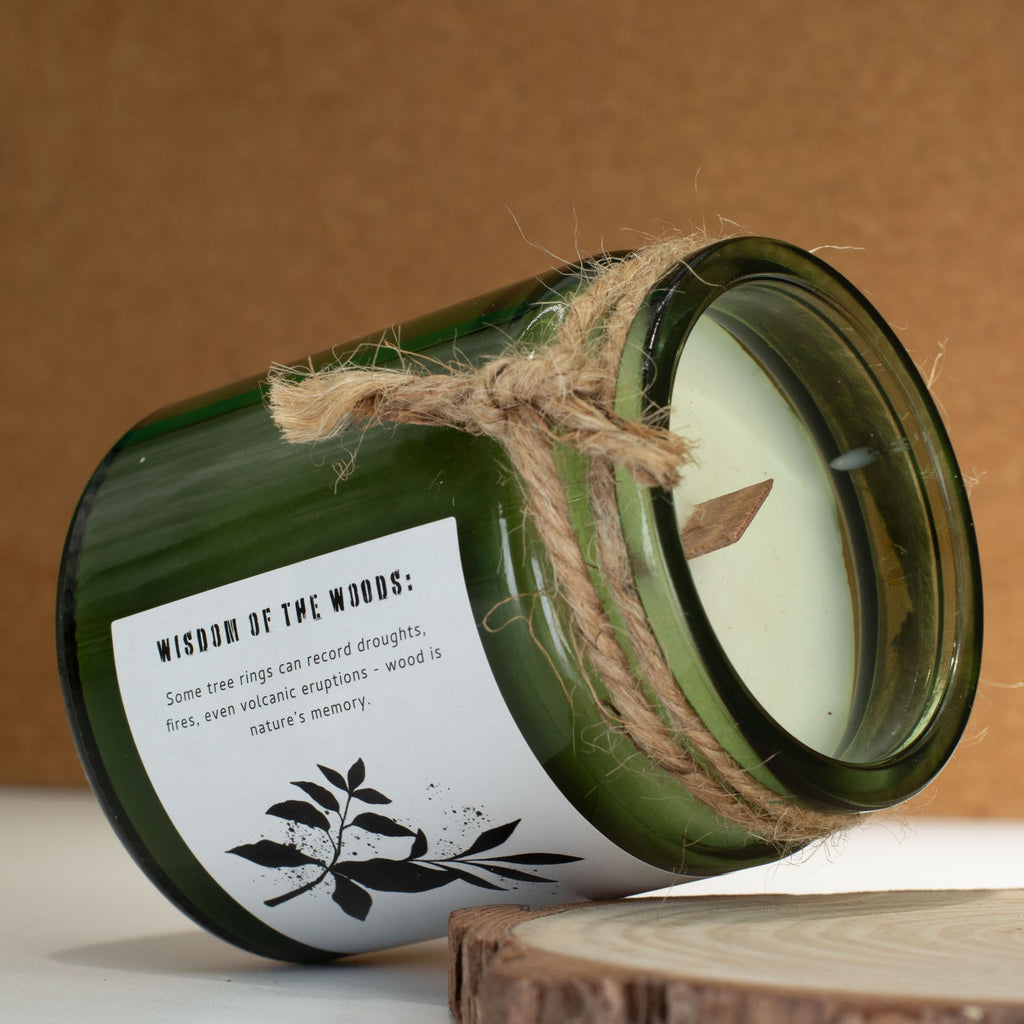 Bylinková sójová svíčka s vůní šalvěje a máty a praskajícím dřevěným knotem – Greenman Sage & Mintwood