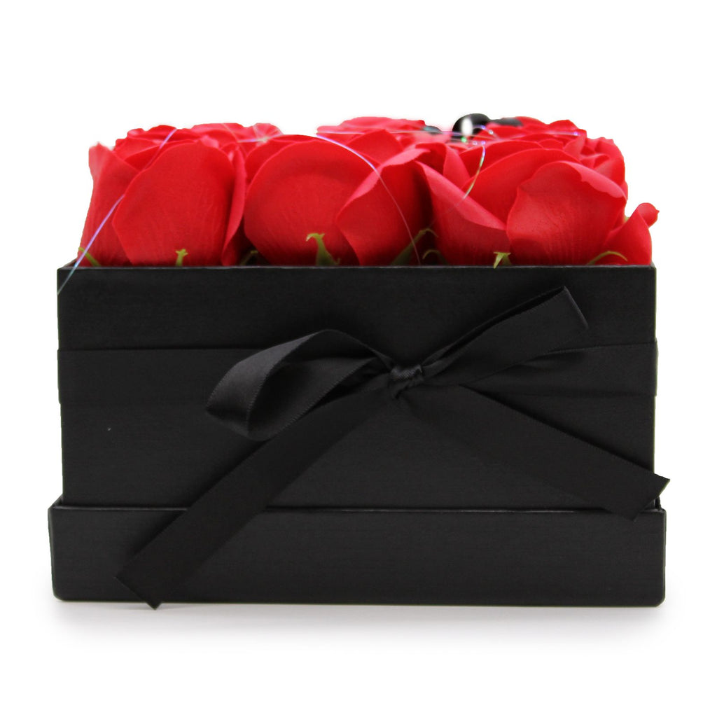 Mýdlová kytice – 9 červených růží ve čtvercové krabičce