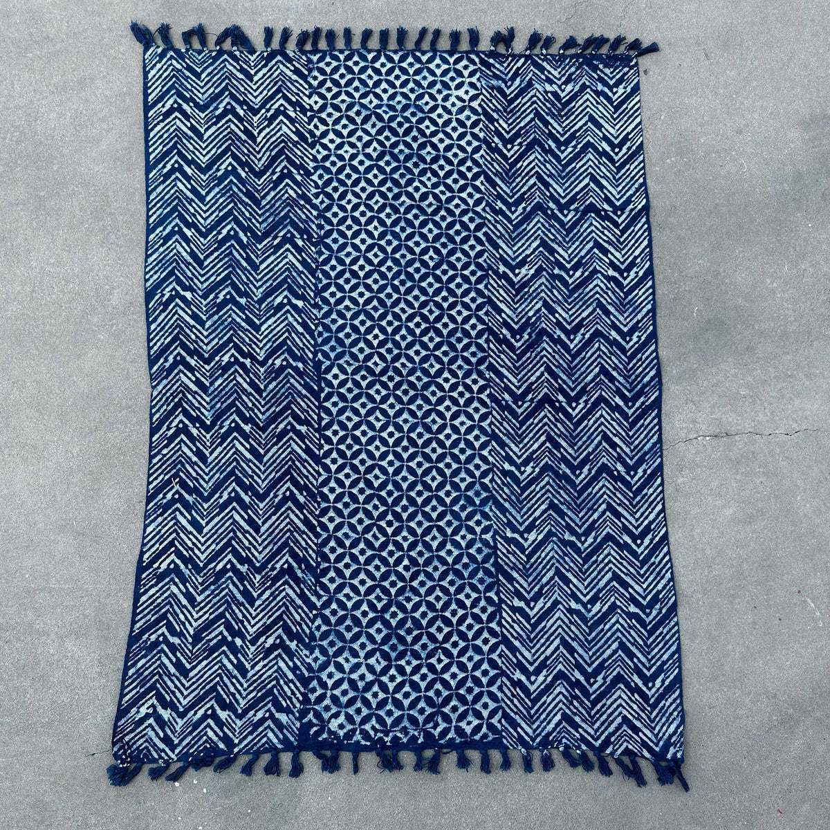 Ručně vyráběný přehoz Indigo – Namoona Waves, 170 × 120 cm