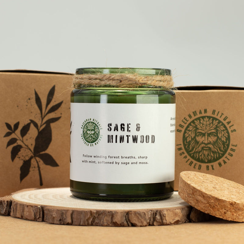 Bylinková sójová svíčka s vůní šalvěje a máty a praskajícím dřevěným knotem – Greenman Sage & Mintwood