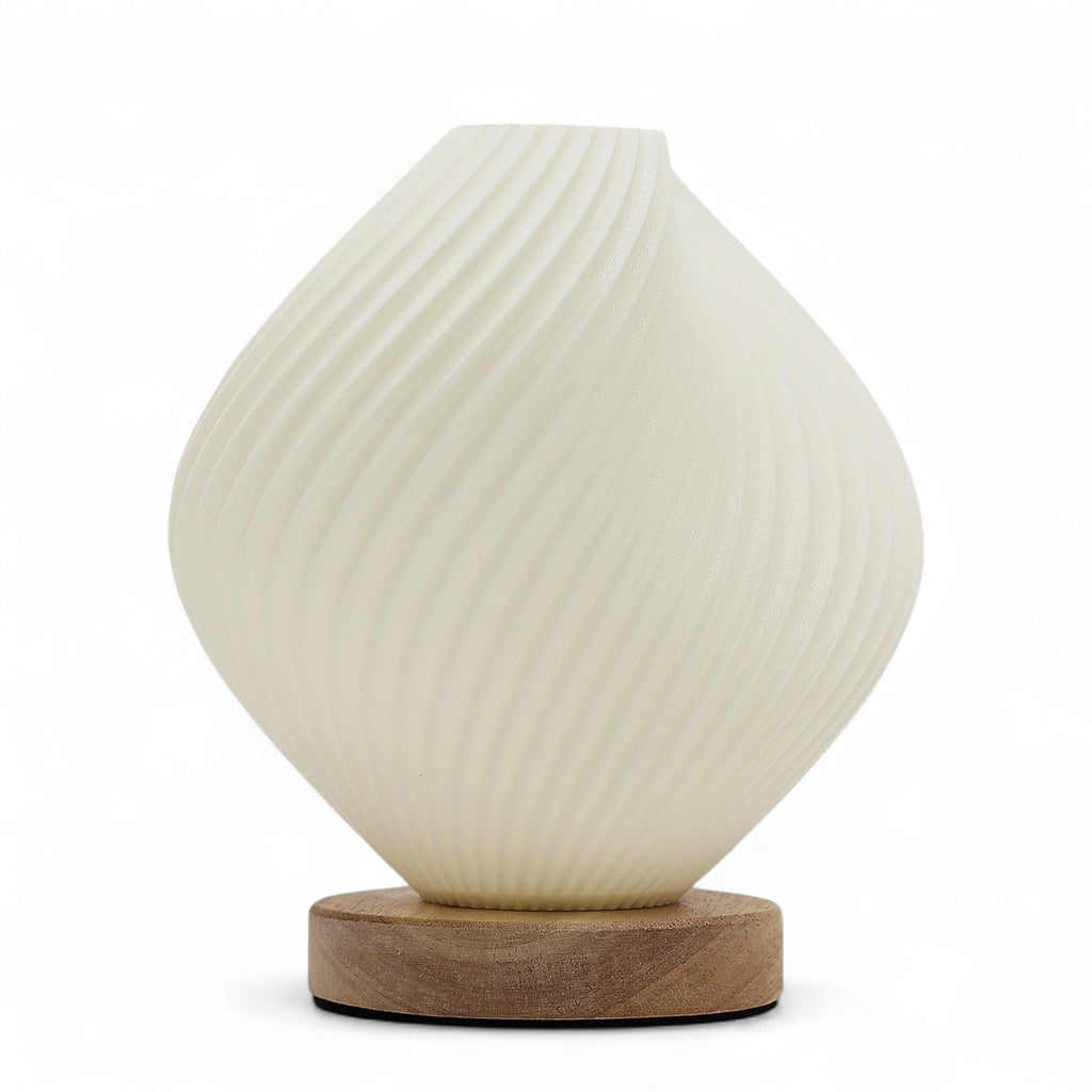 New Wave Shell Twisted – Designová lampa s USB napájením a 3 úrovněmi jasu