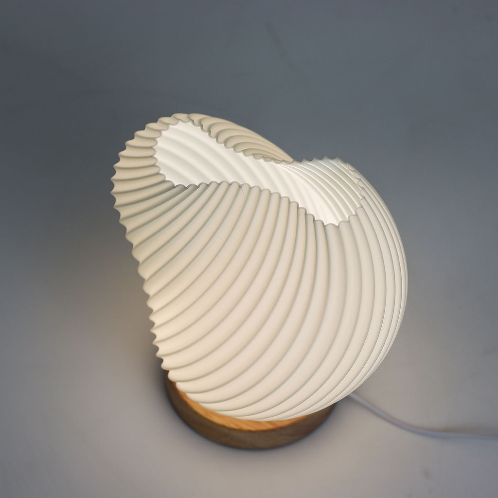 New Wave Shell Twisted – Designová lampa s USB napájením a 3 úrovněmi jasu