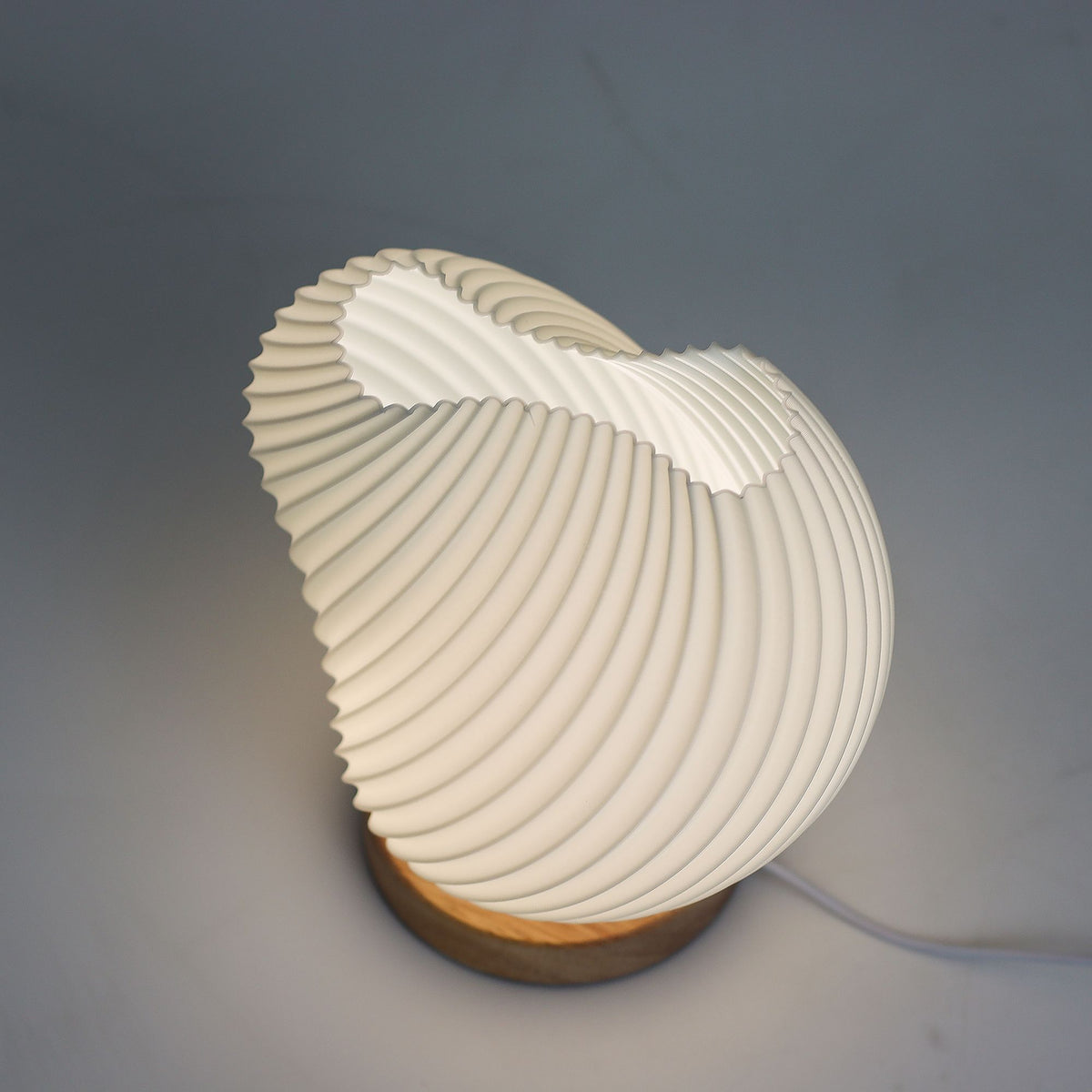 New Wave Shell Twisted – Designová lampa s USB napájením a 3 úrovněmi jasu