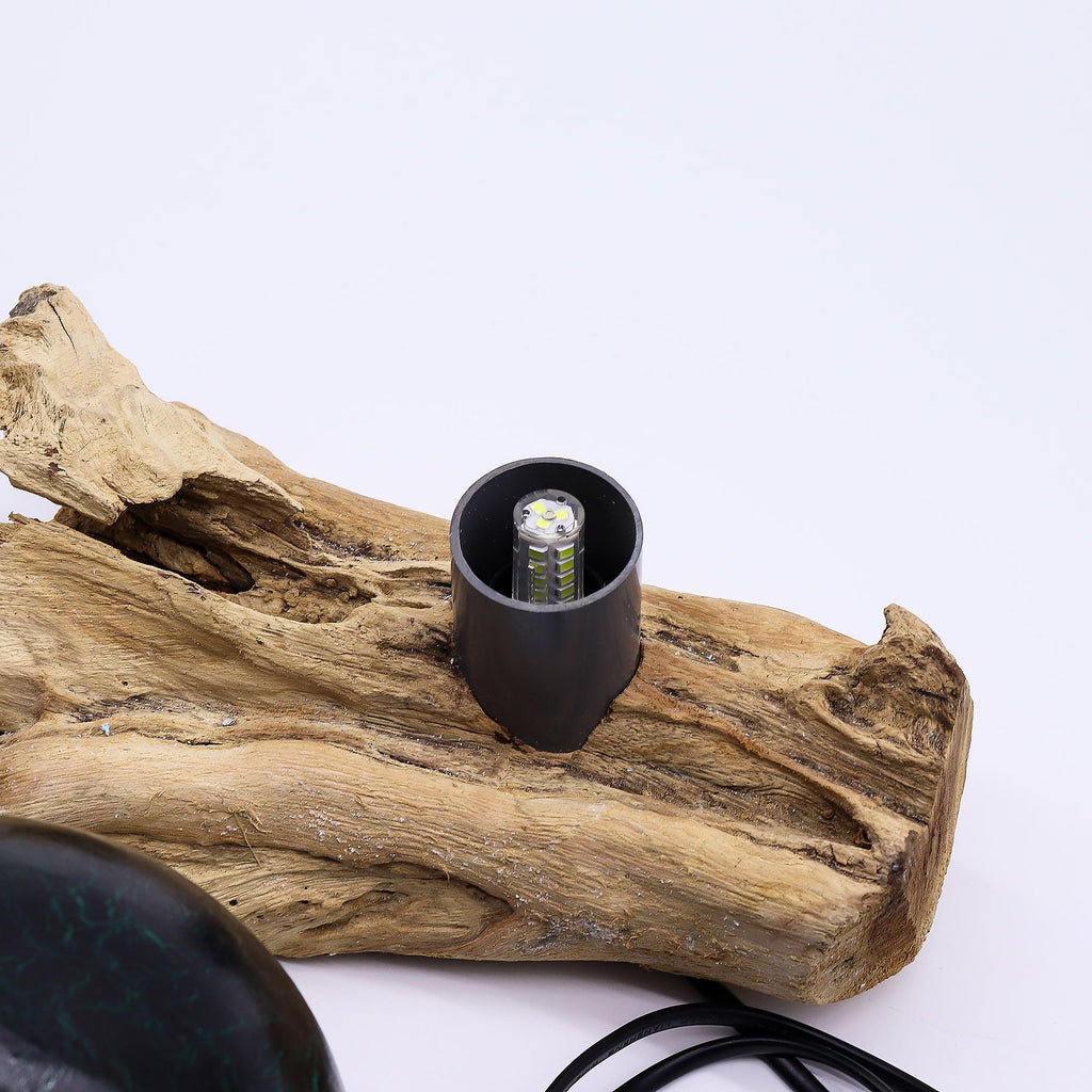 Designová lampa z naplaveného dřeva se smaragdovým stínidlem