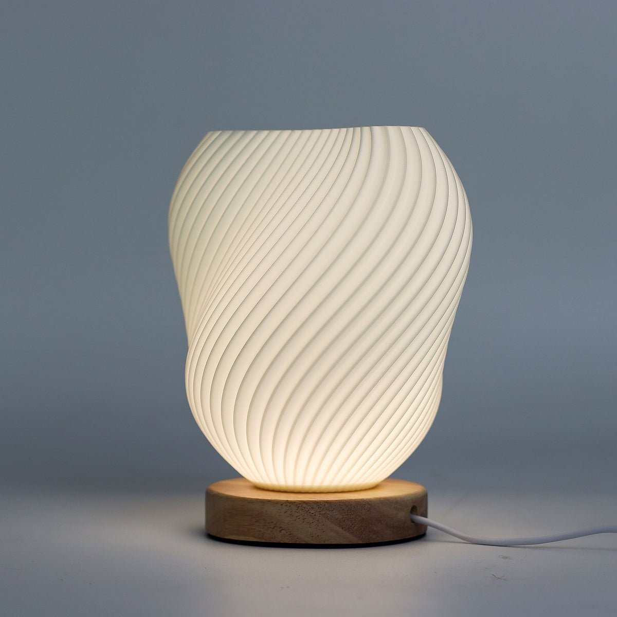 New Wave Shell Twisted – Designová lampa s USB napájením a 3 úrovněmi jasu