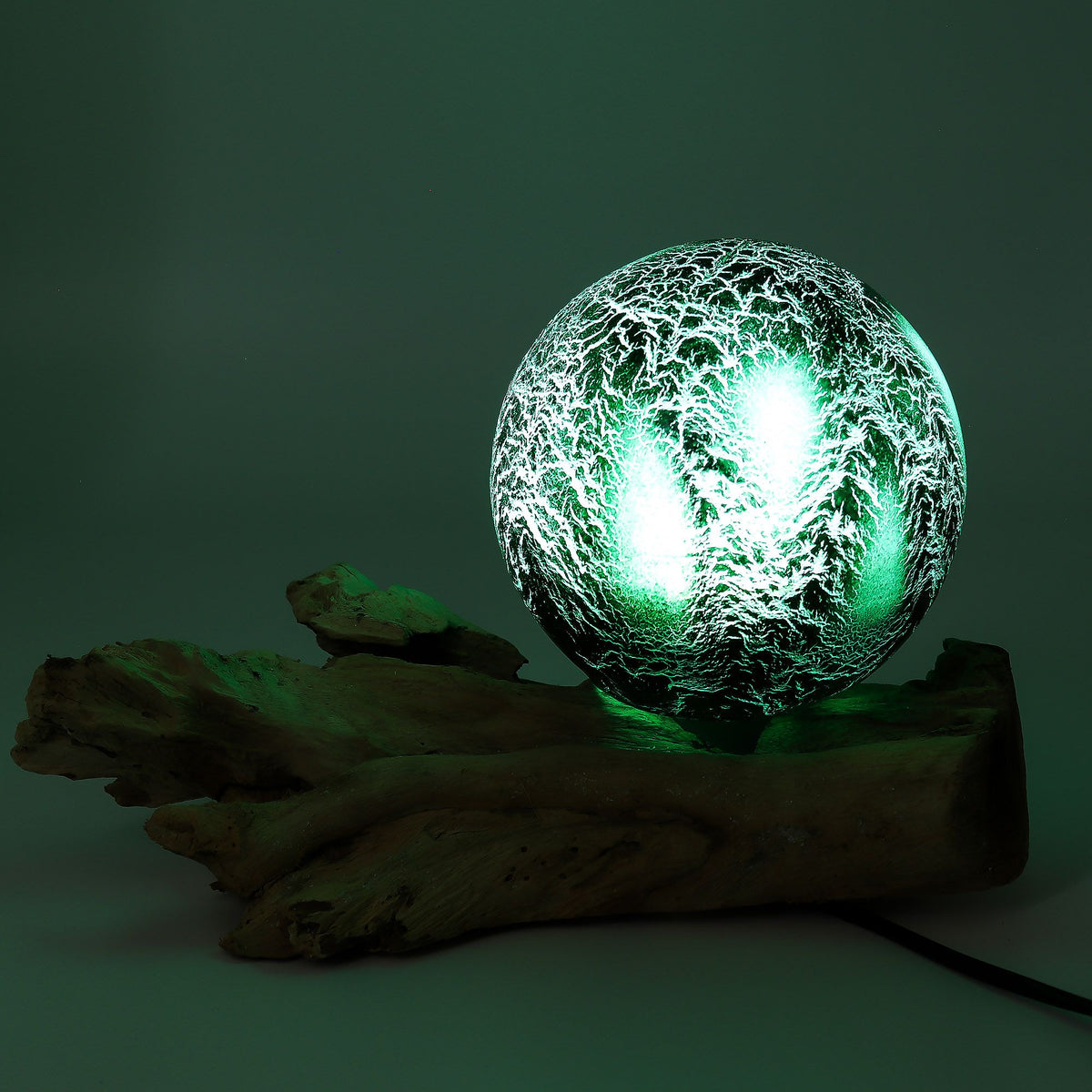 Designová lampa z naplaveného dřeva se smaragdovým stínidlem
