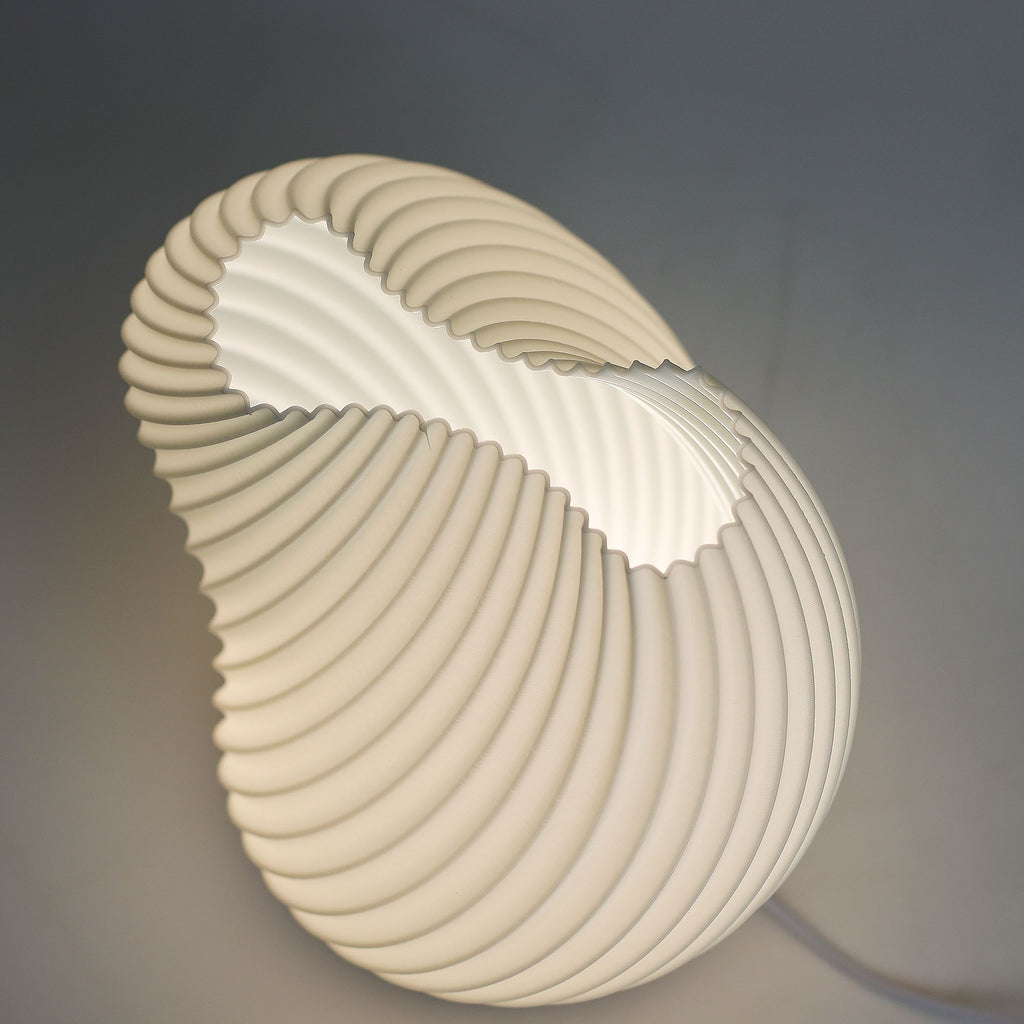 New Wave Shell Twisted – Designová lampa s USB napájením a 3 úrovněmi jasu