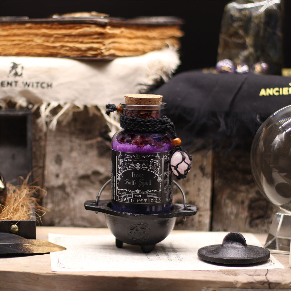 Ancient Witch – Magická koupelová sůl Láska s růženínovým amuletem | 240 g