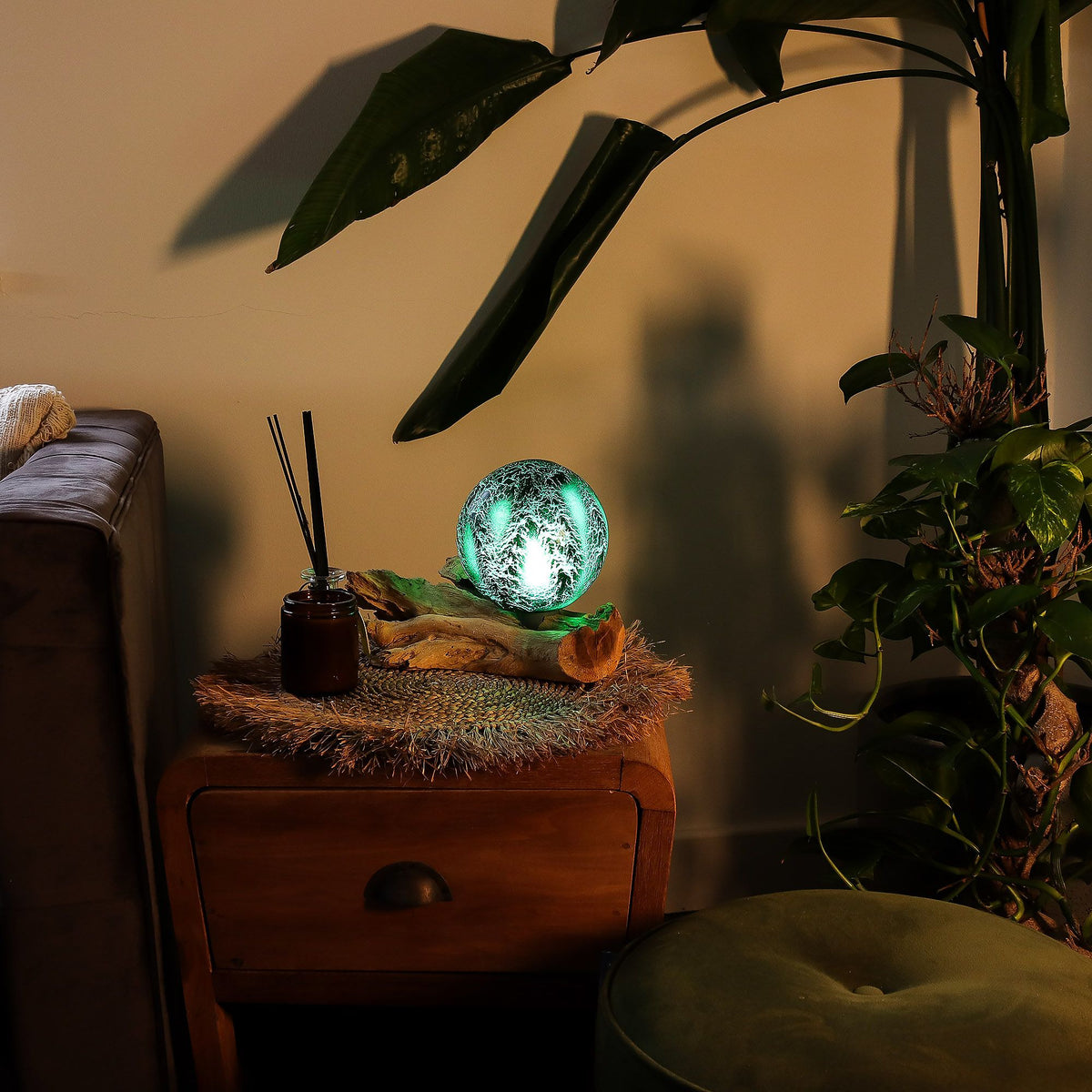 Designová lampa z naplaveného dřeva se smaragdovým stínidlem