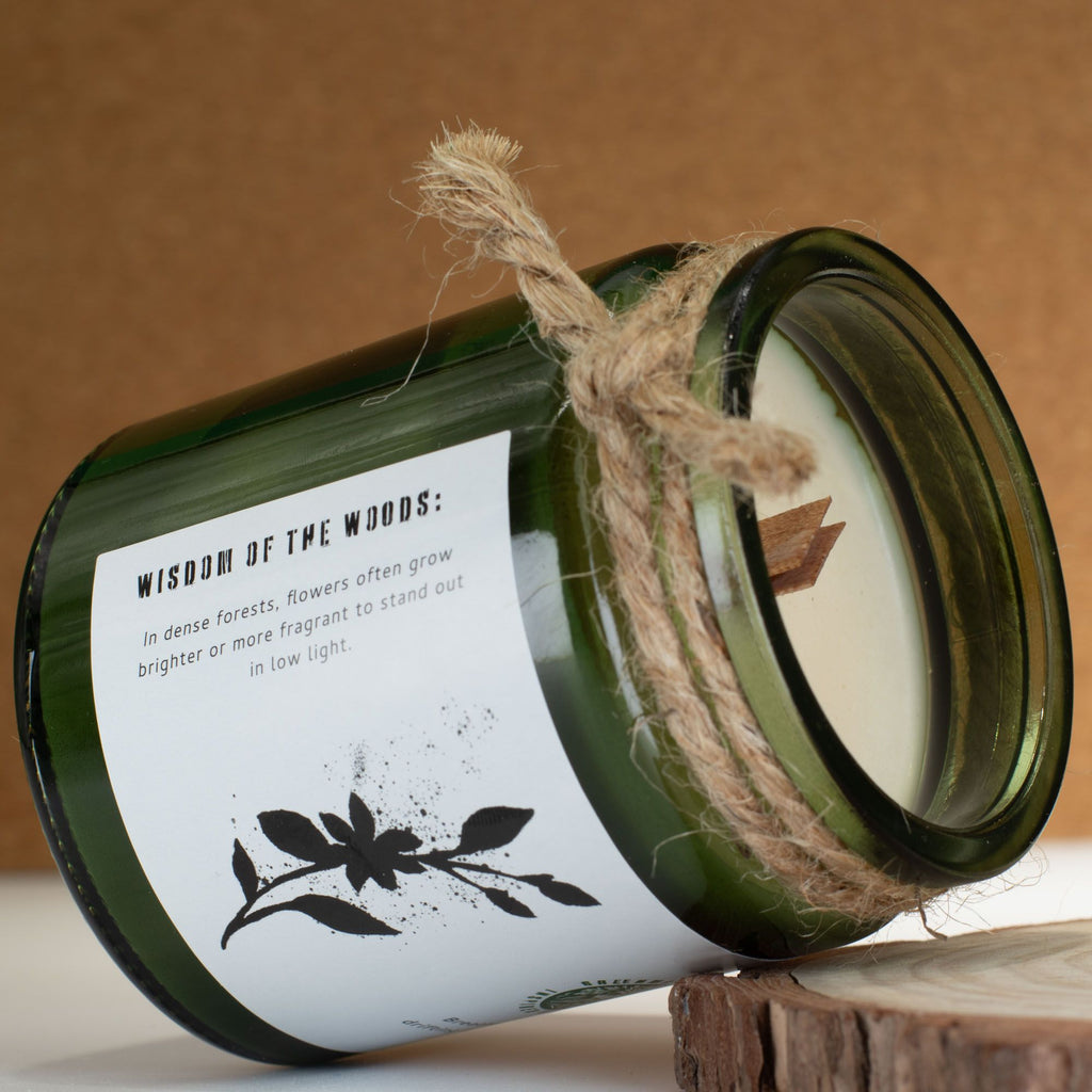 Jasmínová sójová svíčka s praskajícím dřevěným knotem – Greenman Jasmine Glade | 26 hodin