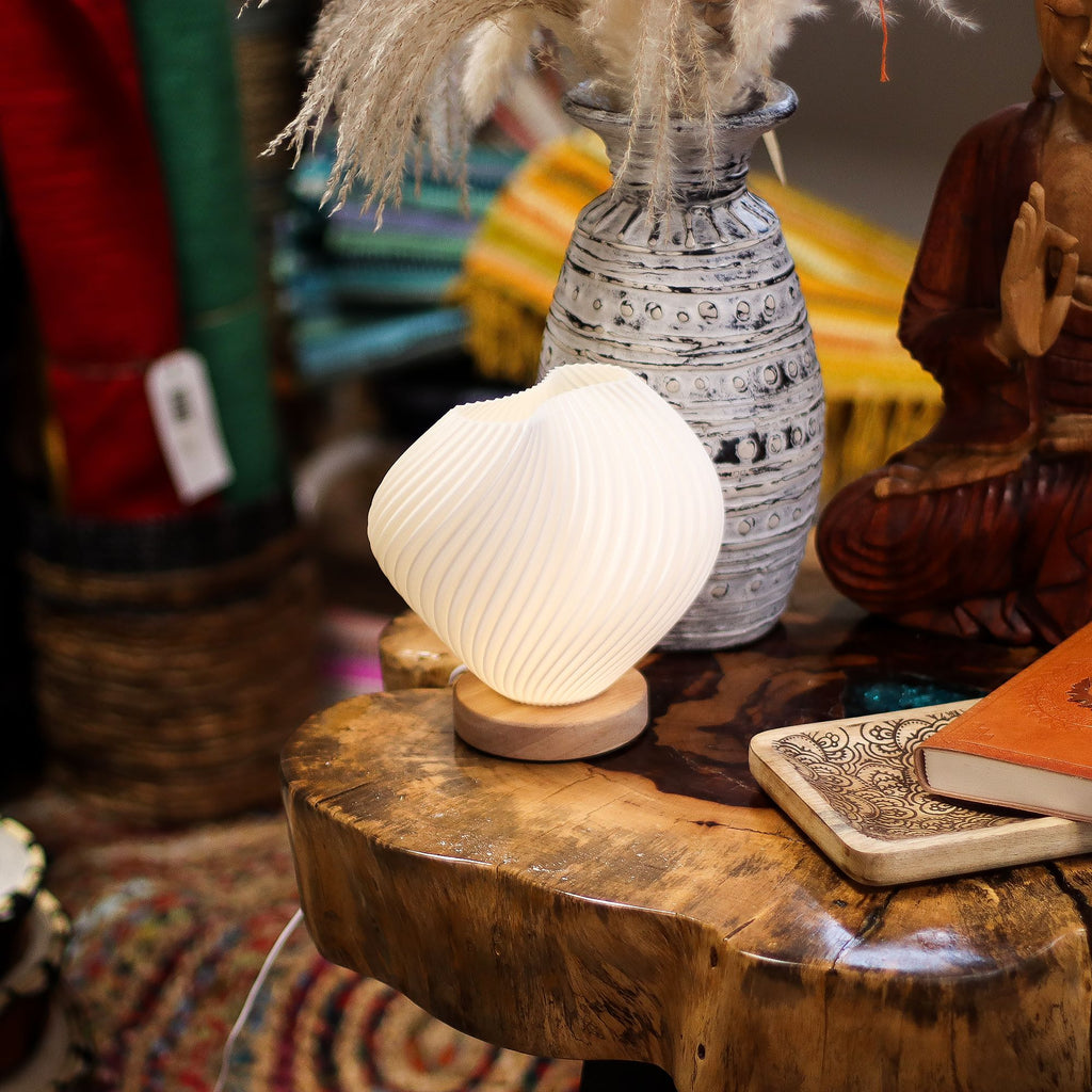 New Wave Shell Twisted – Designová lampa s USB napájením a 3 úrovněmi jasu
