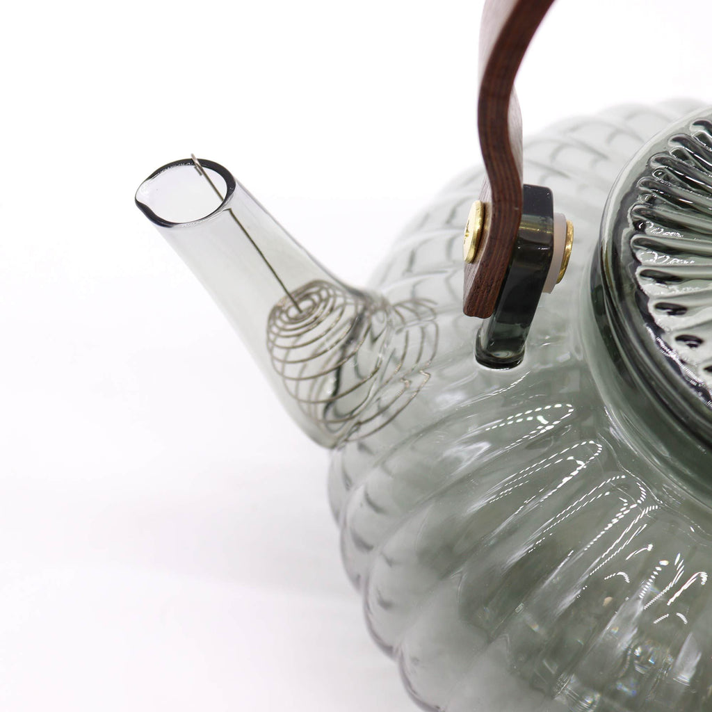 Skleněná konvice na čaj se sítkem Charcoal Ribbed Pearl – 950 ml