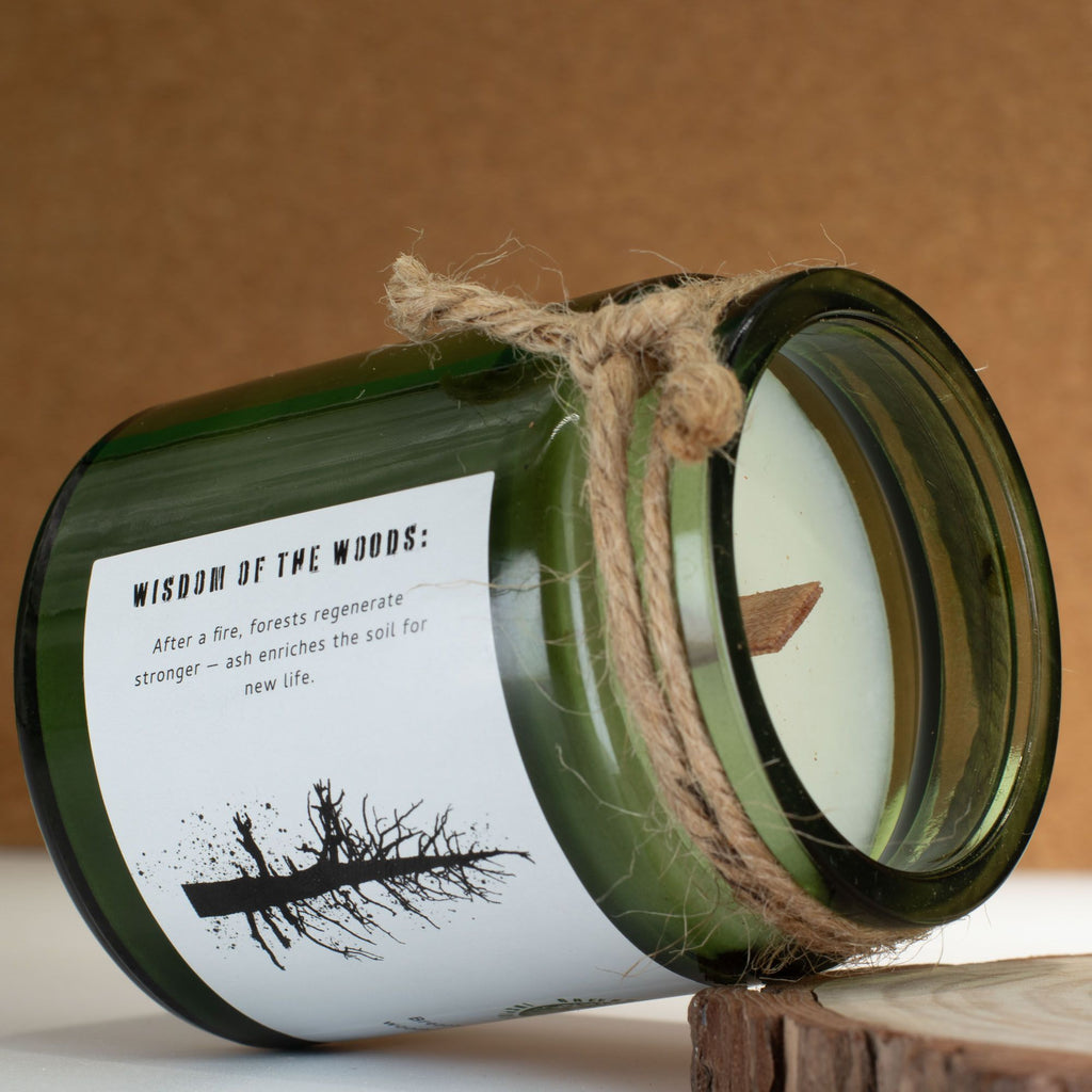 Sójová svíčka s vůní kouřového dřeva a praskajícím knotem – Greenman Ash & Woodsmoke | 26 hodin