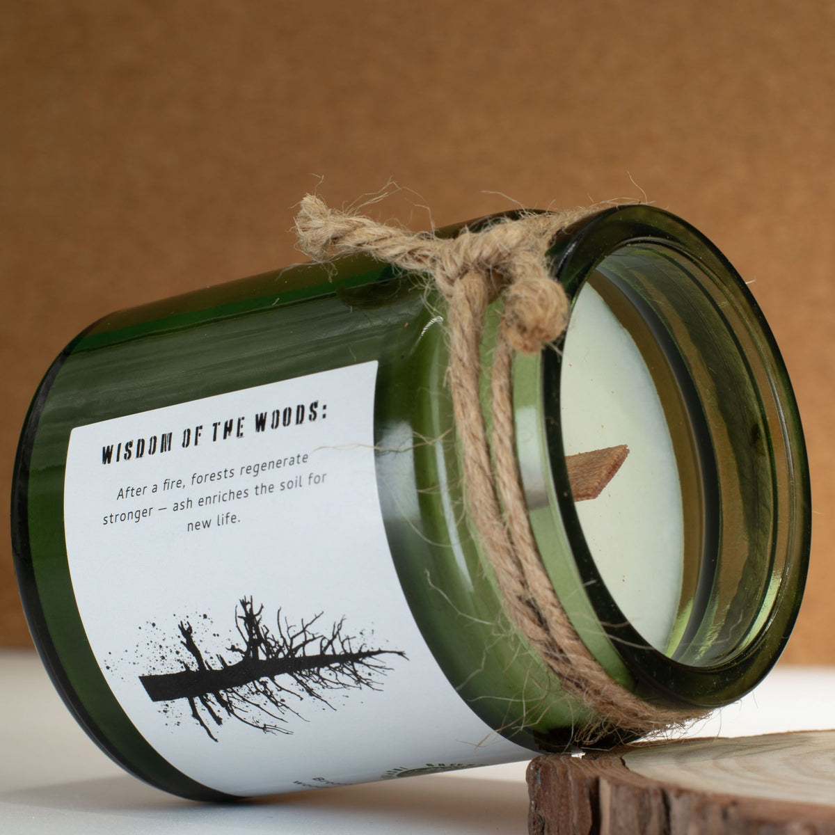 Sójová svíčka s vůní kouřového dřeva a praskajícím knotem – Greenman Ash & Woodsmoke | 26 hodin