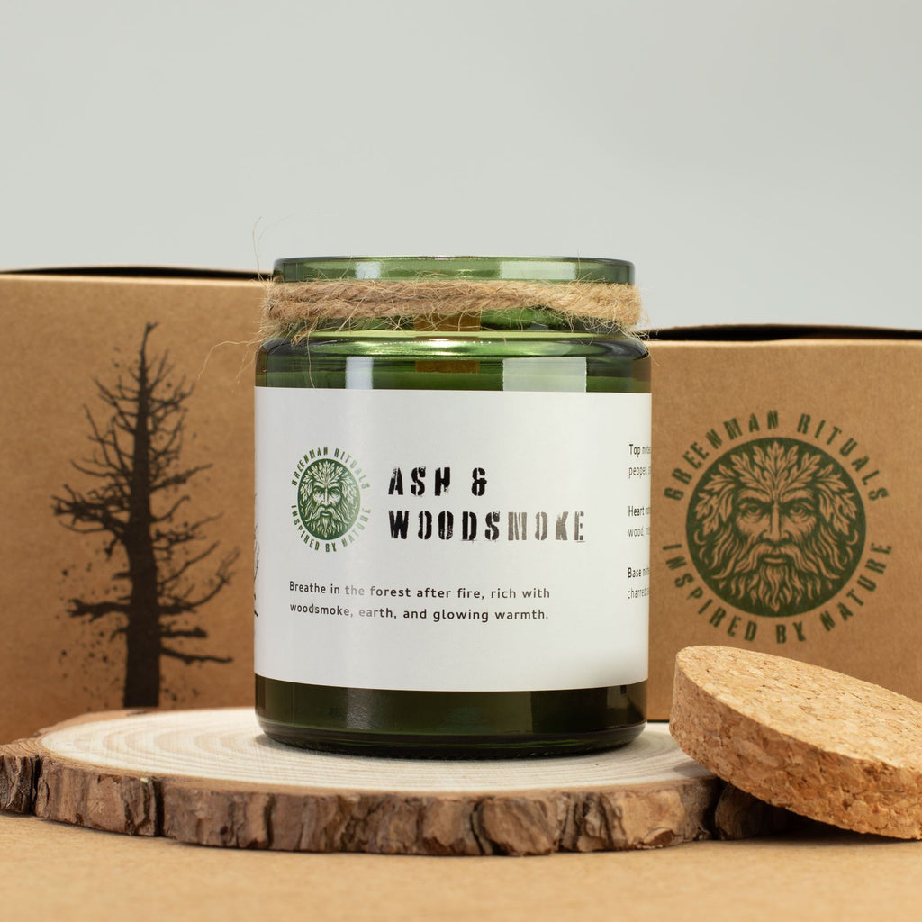 Sójová svíčka s vůní kouřového dřeva a praskajícím knotem – Greenman Ash & Woodsmoke | 26 hodin